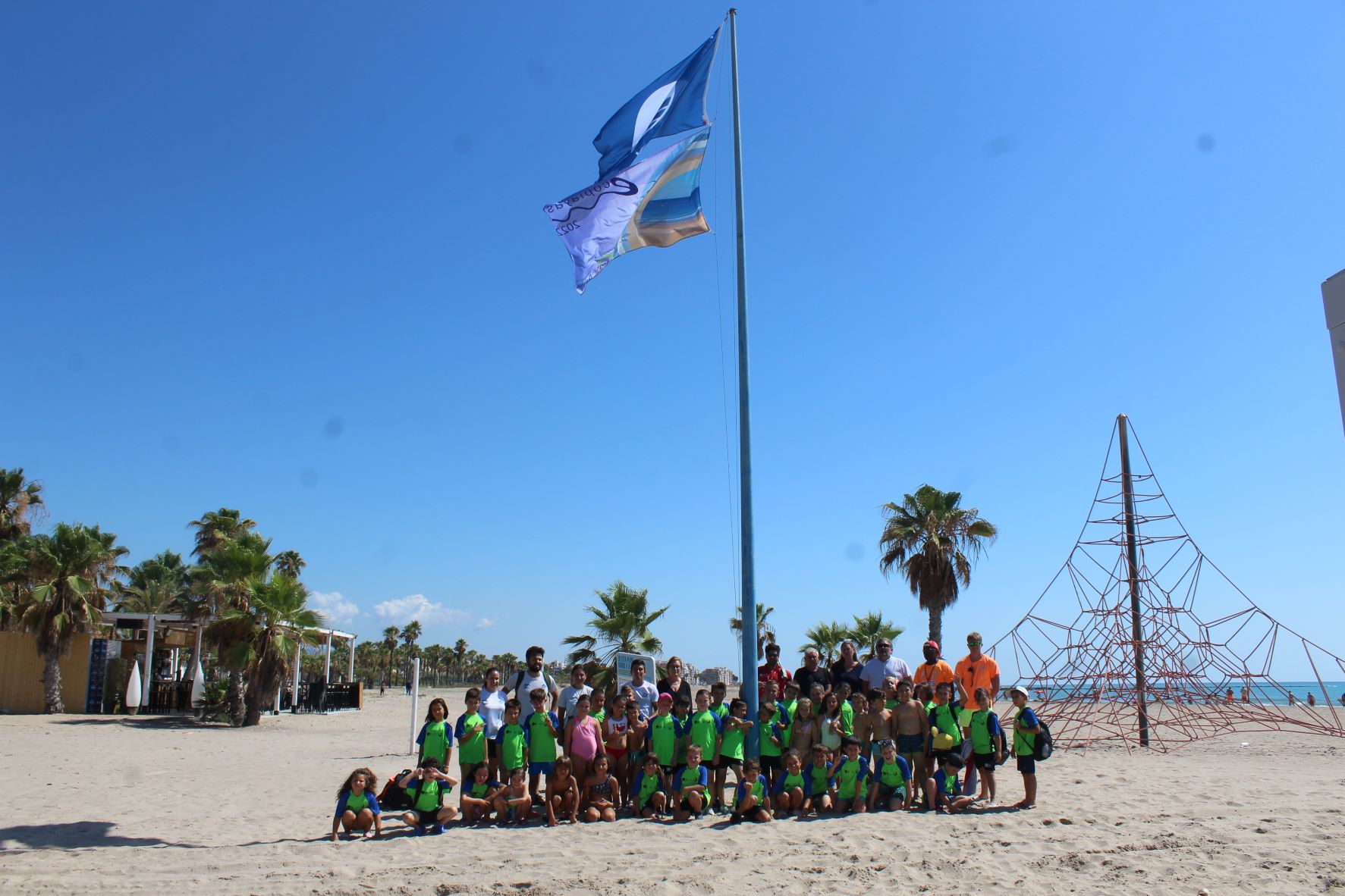 Las banderas Azules, las de Qualitur y las de EcoPlayas 2022 ya ondean en las playas de Burriana