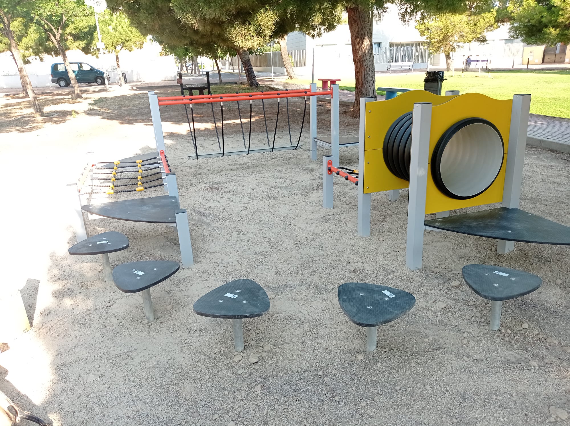 El ayuntamiento de Almenara instala nuevos juegos infantiles en la Plaça 8 de Març