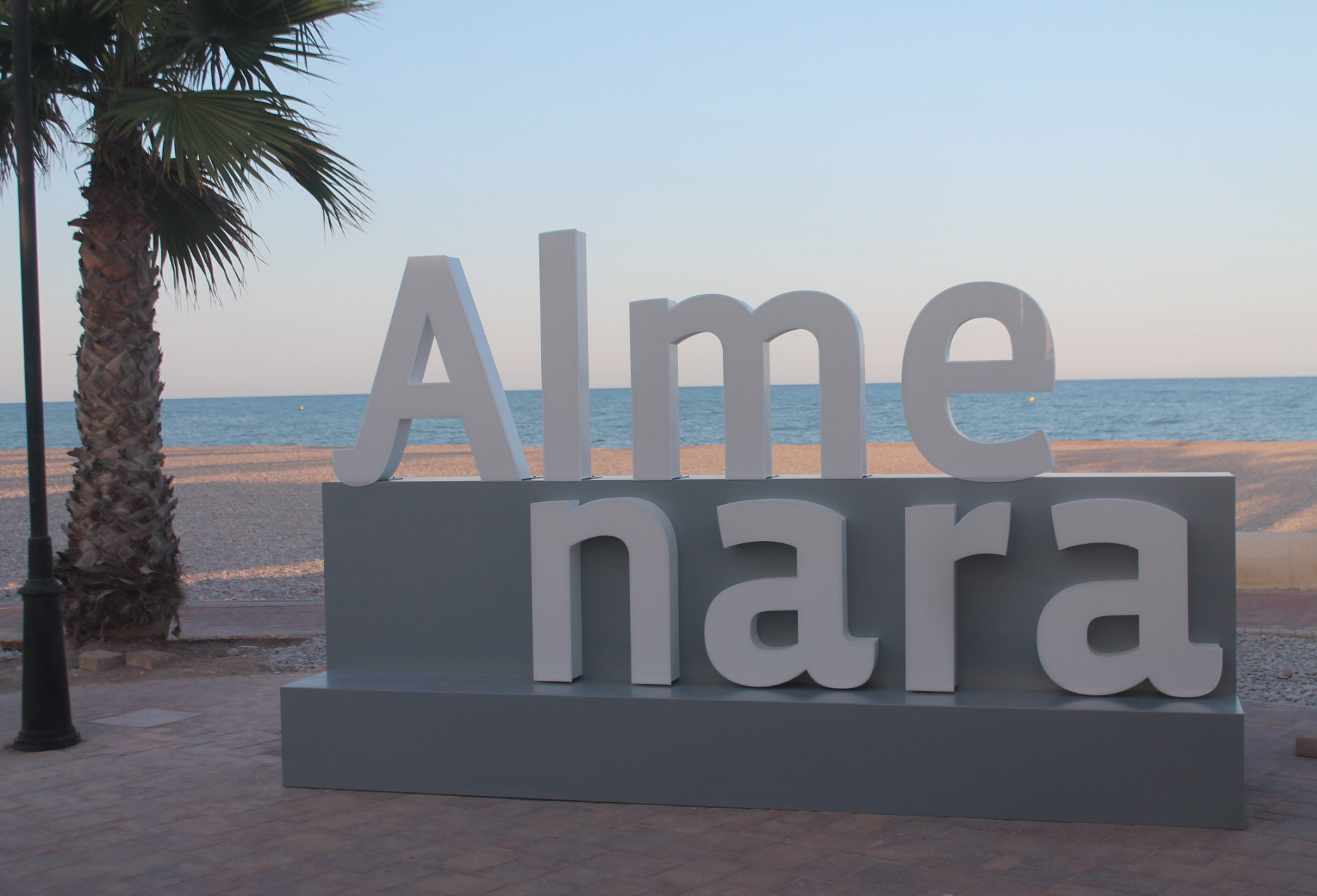 Las letras corpóreas, nuevo punto de encuentro en el paseo marítimo de la Playa Casablanca de Almenara