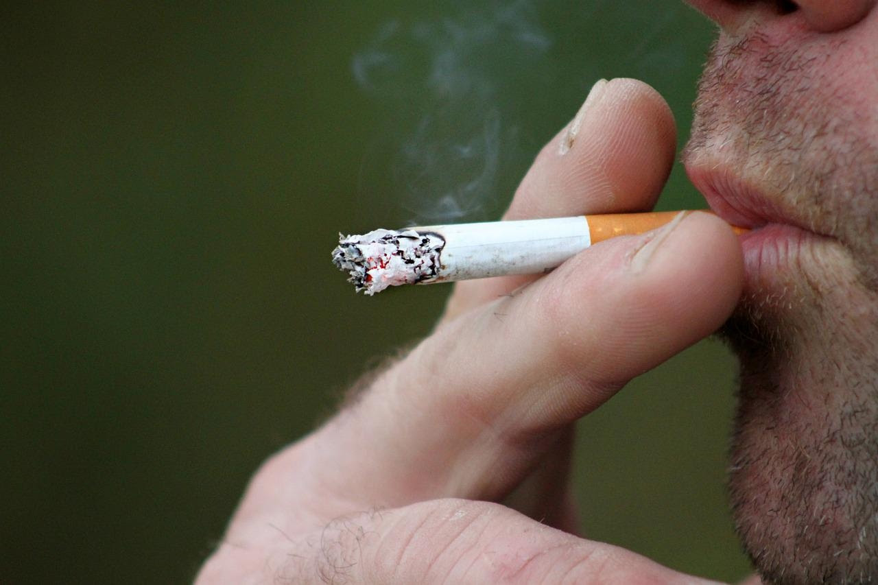 Compromís tilda de “poco ambicioso” al Gobierno por anunciar su renuncia a la lucha contra el tabaco