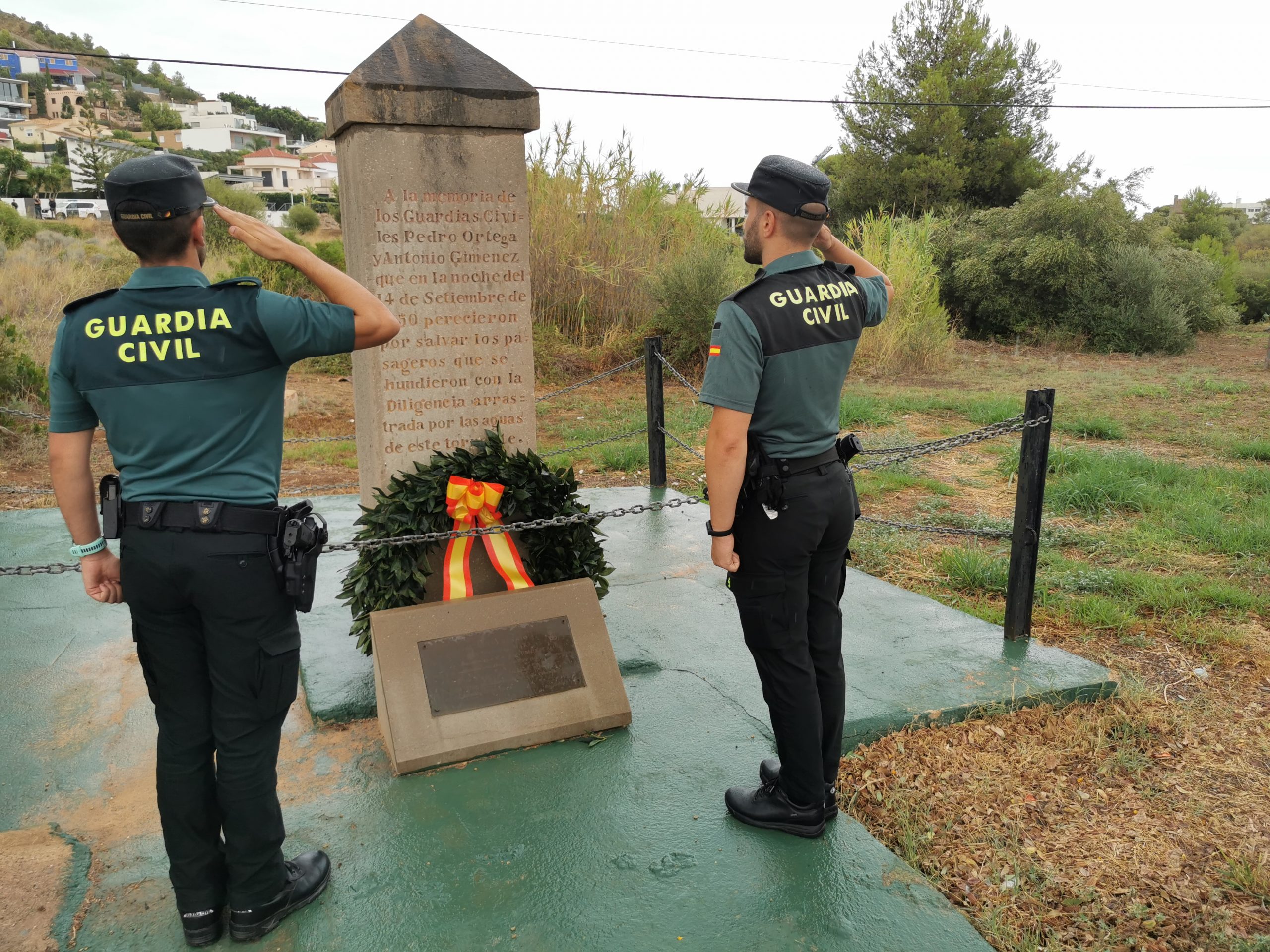 Homenatge de la Guàrdia Civil a Pedro Ortega i Antonio Giménez, agents que van morir en un rescat per riuades a Orpesa en 1850