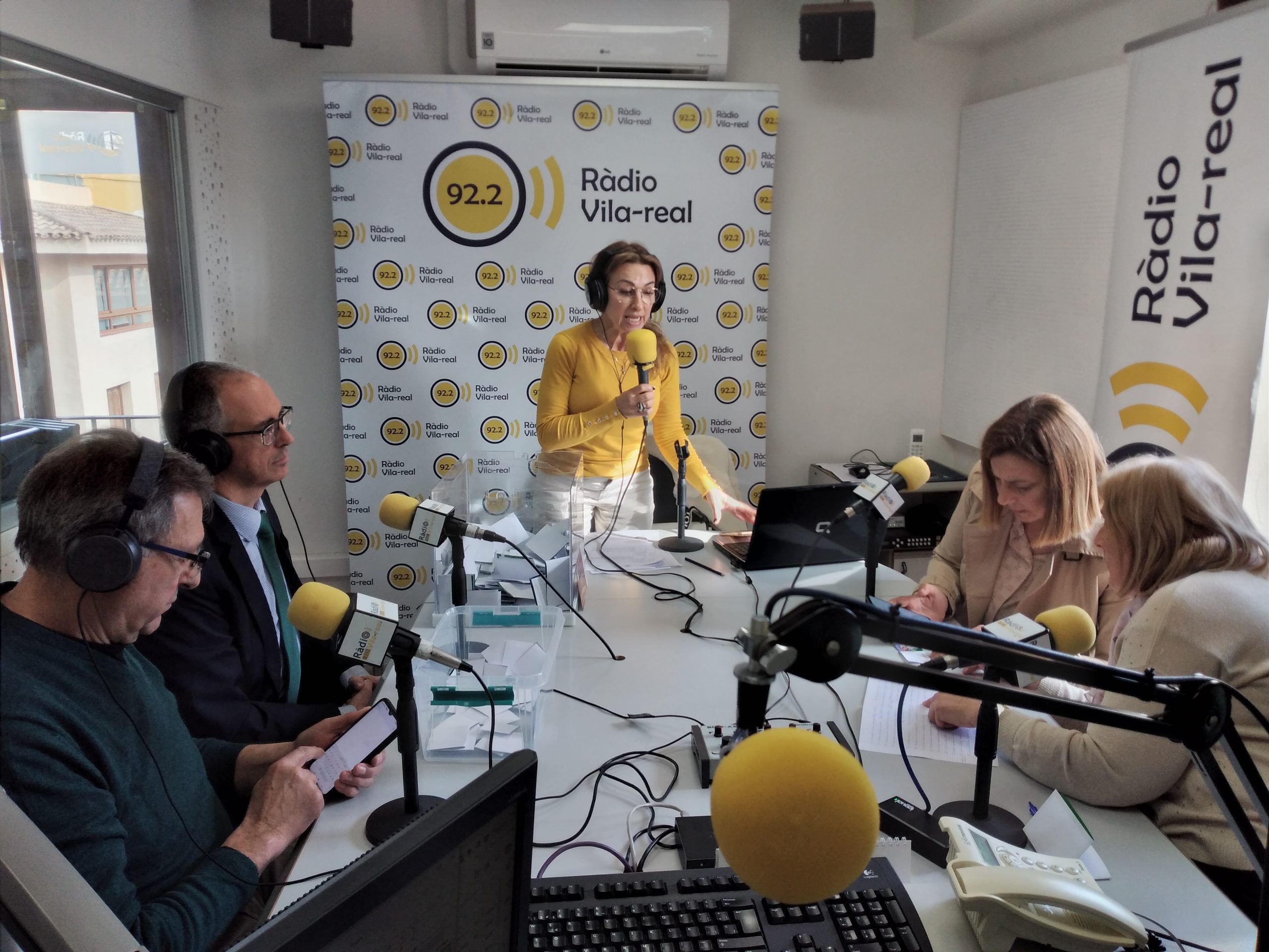 L’associació Castelló contra el Càncer de Vila-real sorteja en directe dos premis, un sopar al restaurant Al d’Emilio i un gravat de l’artista Juan Ripollés