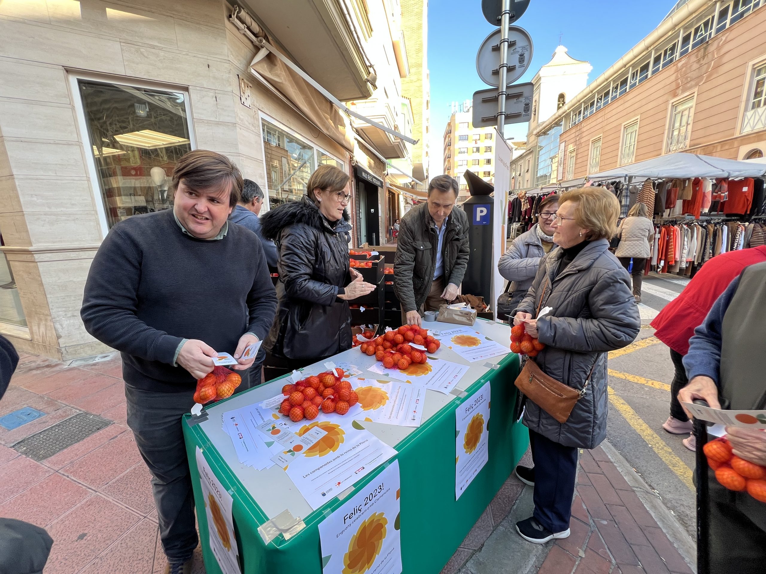 🍊 El regidor de Cultura i Agricultura de Borriana, Vicent Granell, ens explica la campanya campanades la Nit de Cap d’Any’ amb gallets de clemenula.