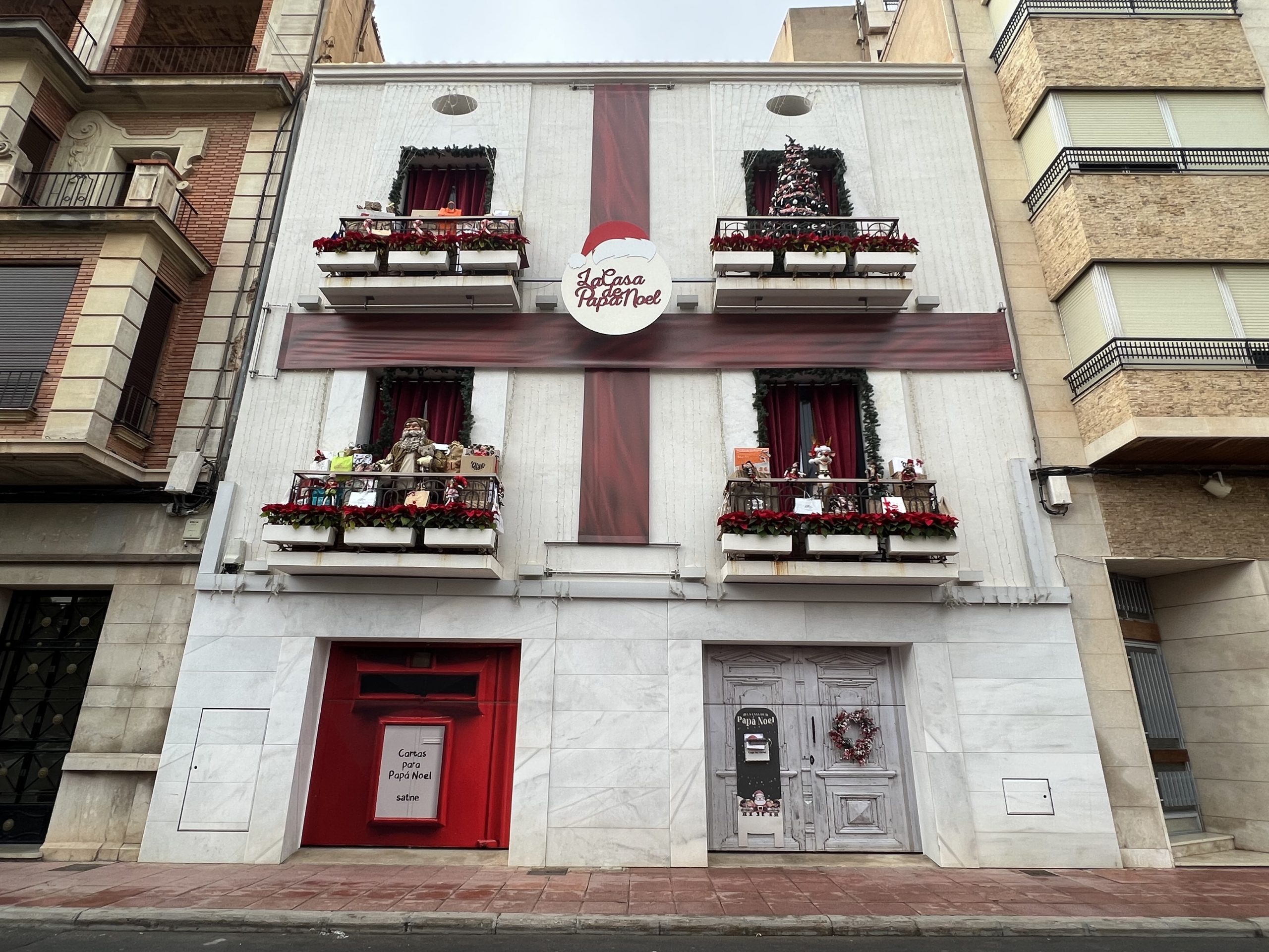 La regidora de Comerç de Borriana, Sara Molina, ens explica com han aconseguit que el Pare Noel fixe la seua residència durant uns dies a la localitat perquè els més menuts el visiten