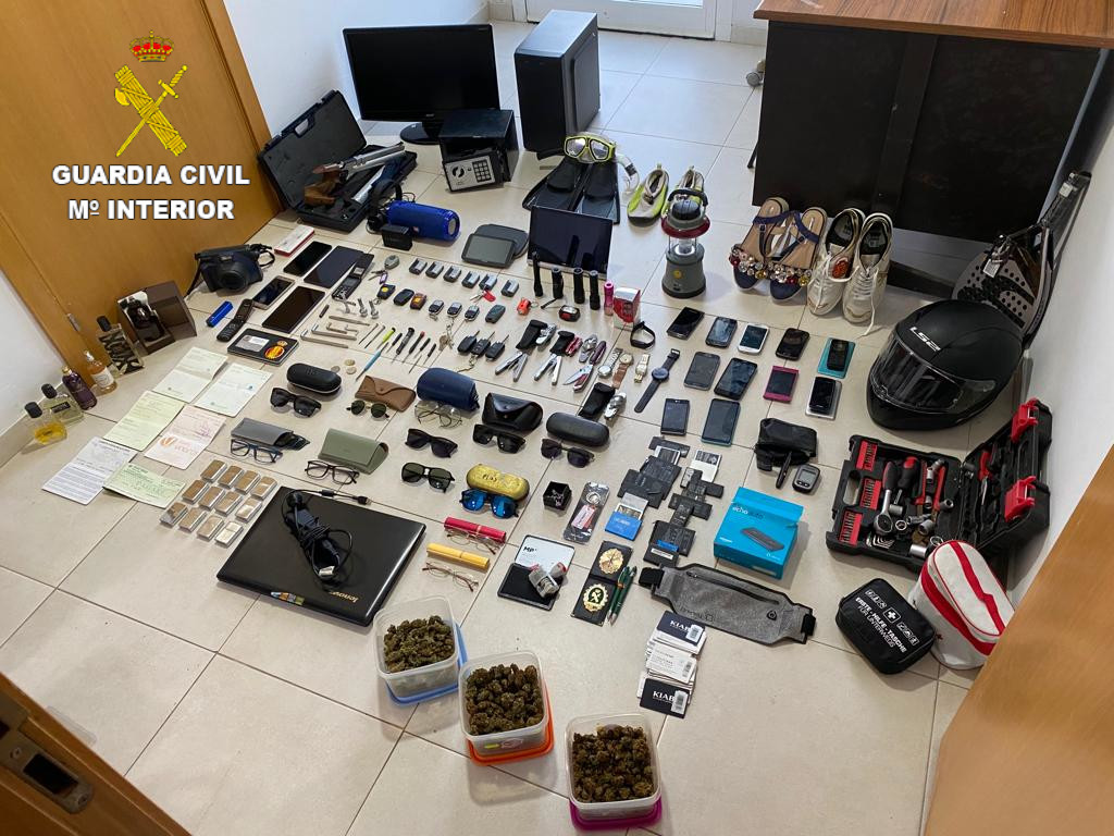 La Guàrdia Civil deté una persona per nombrosos robatoris en interior vehicles i per un delicte de cultiu de droga a Benicarló