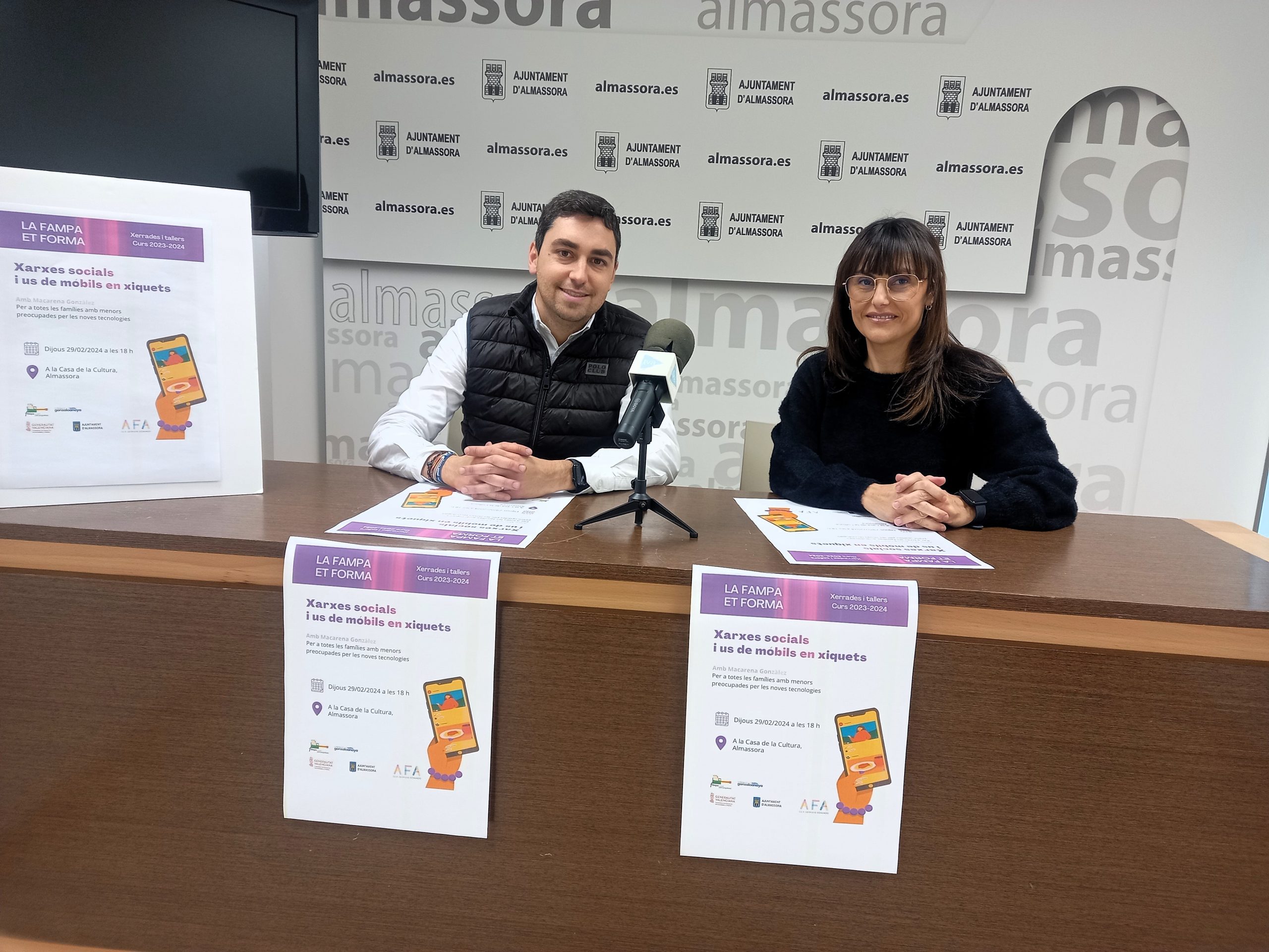 Almassora aborda en una xarrada l’ús de les xarxes socials i el mòbil en els xiquets
