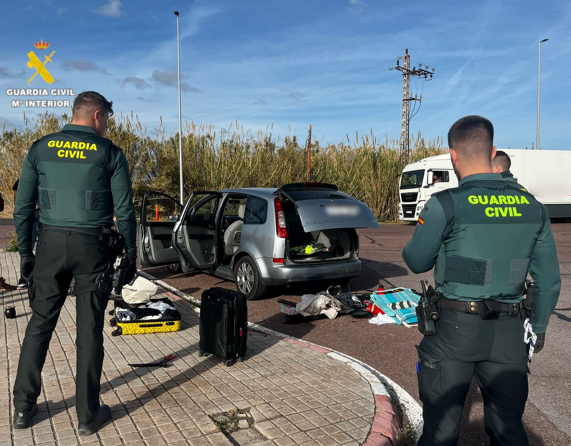 La Guardia Civil detiene a tres varones  por robar dentro de un vehículo en la AP- 7