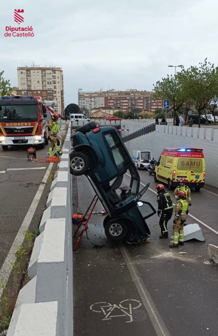 Efectius @bombersdipcas parc Baix Maestrat han intervingut esta vesprada en un accident de TFCO a #Vinaròs amb un vehicle eixit de la via