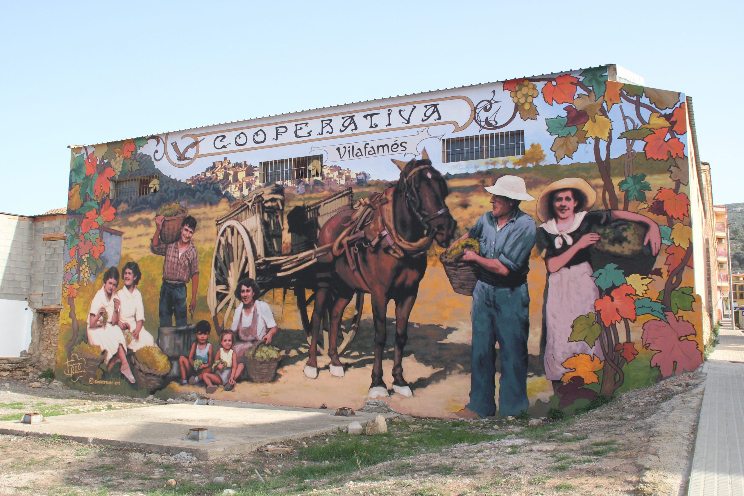 Vilafamés reconeix les seues arrels agrícoles amb un mural de Tània Traver