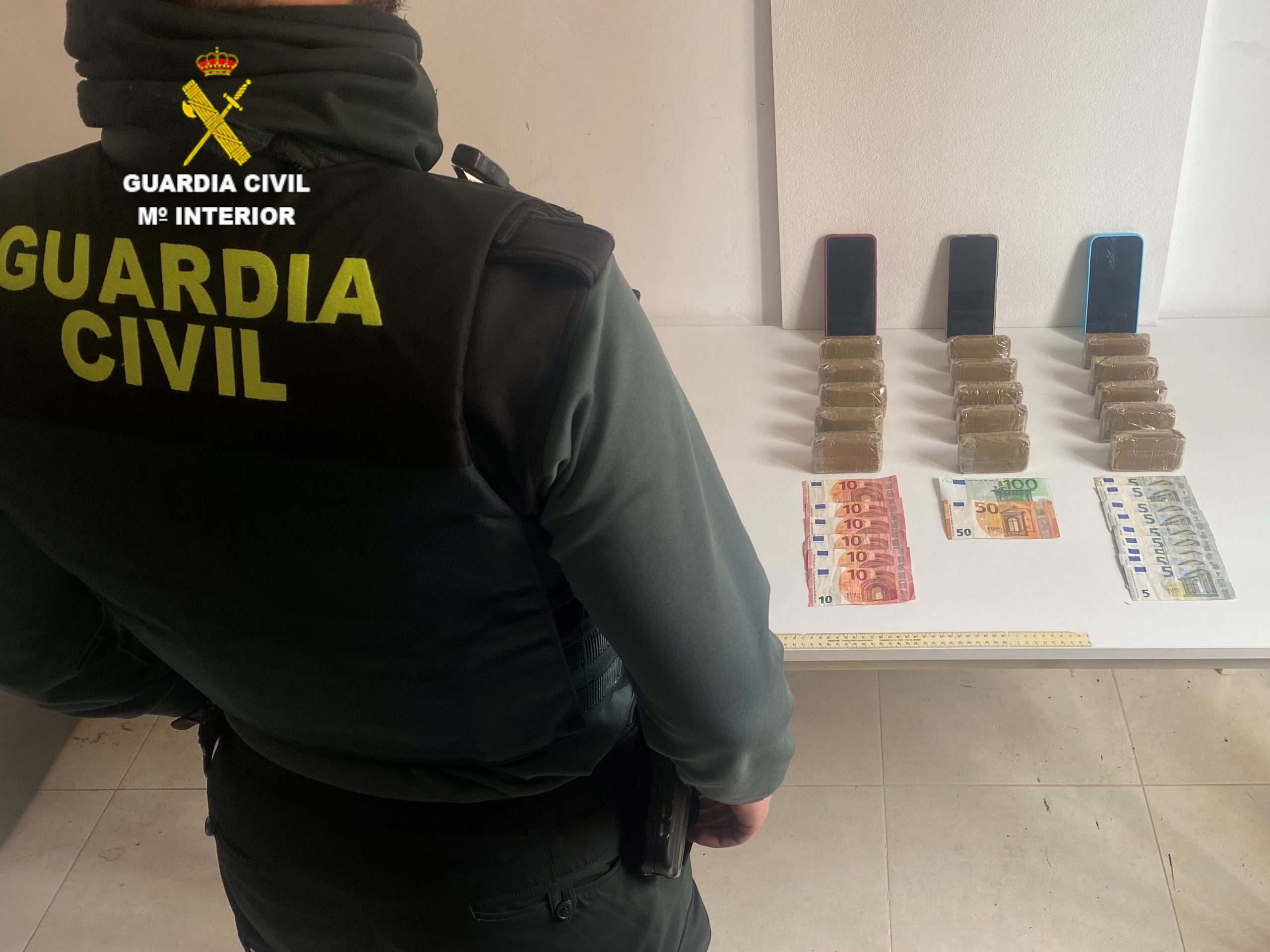 La Guàrdia Civil deté en Peñiscola a dos persones que portaven ocult en el vehicle 1,5 quilograms de pol·len haixix