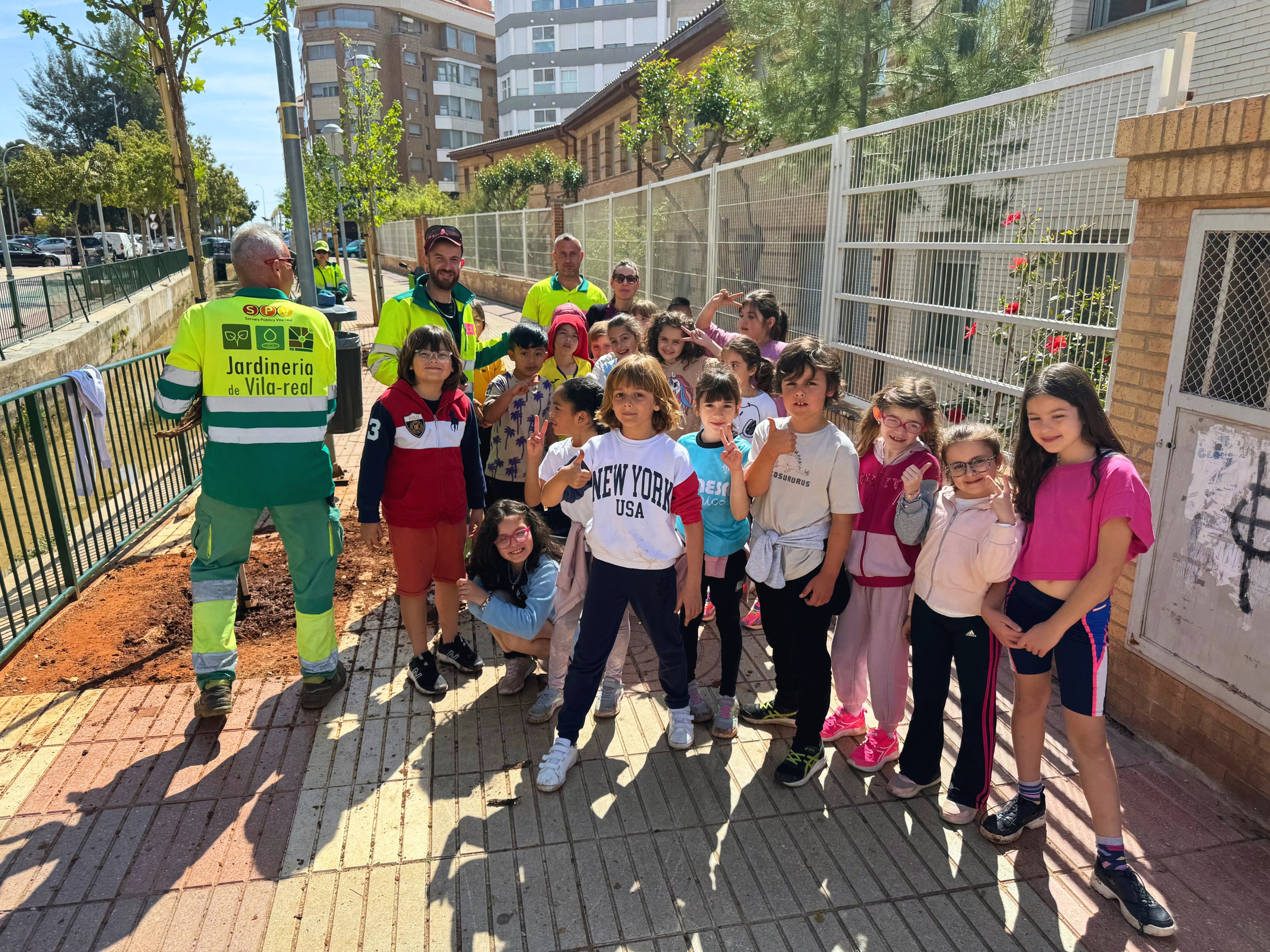 Vila-real implica els alumnes del col·legi Cervantes en la plantació d’arbres als voltants de la sèquia Major