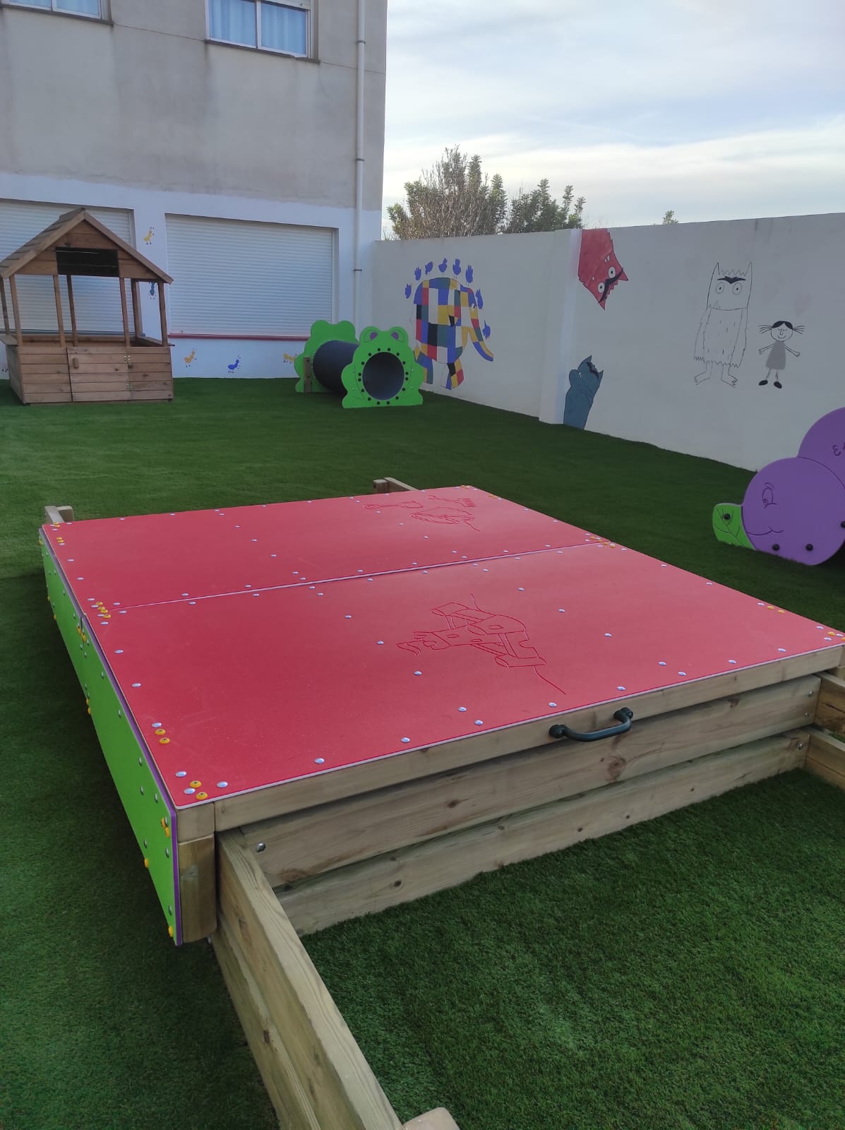 Xiquets i xiquetes de Vilafamés estrenen el pati de la Ludoteca