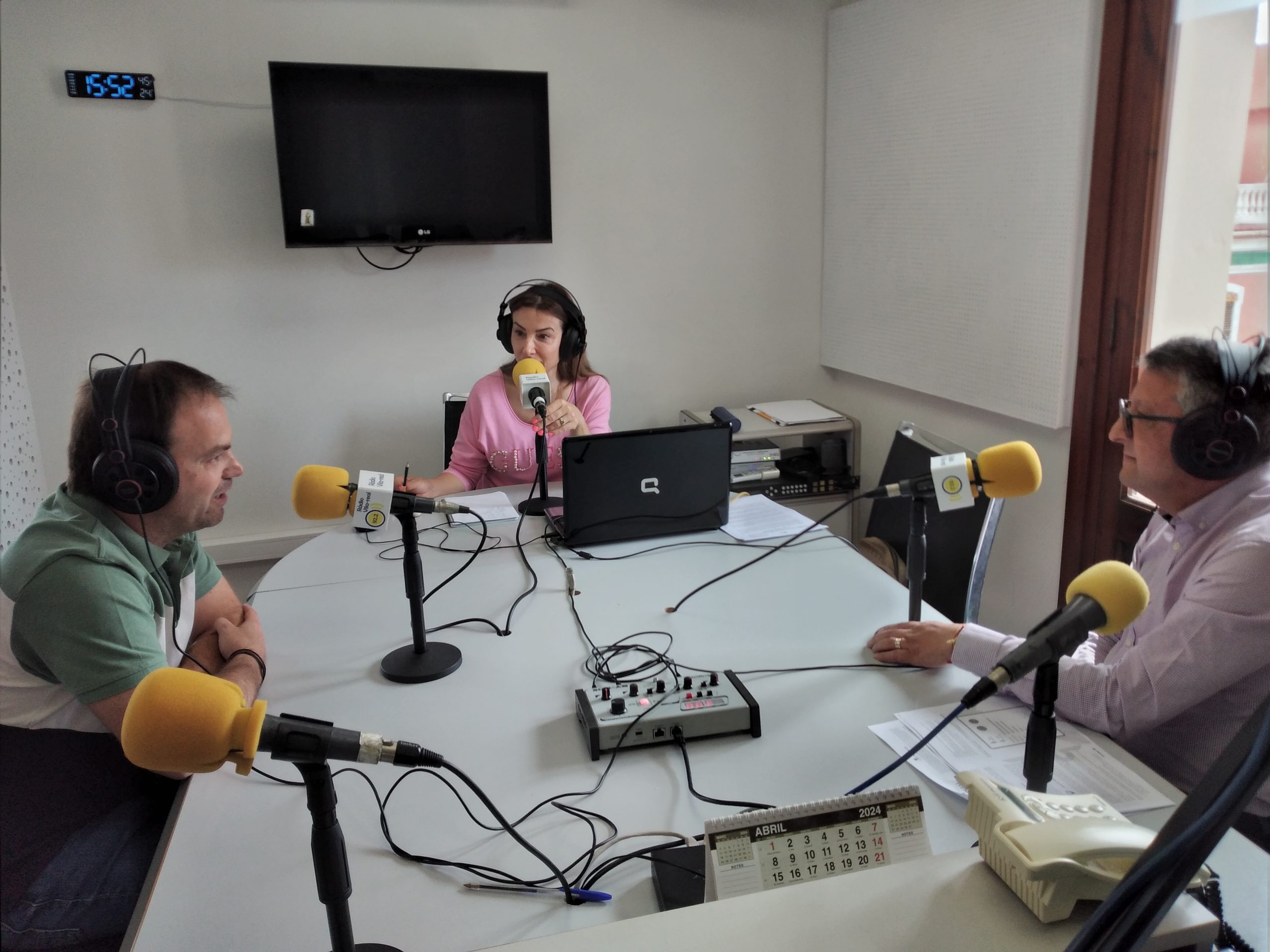 Parlem amb Víctor Mezquita cap d´estudis del col.legi Bisbe Pont i Enrique Cortes director de Càritas, de la «Cursa Solidaria Mossén Guillermo»