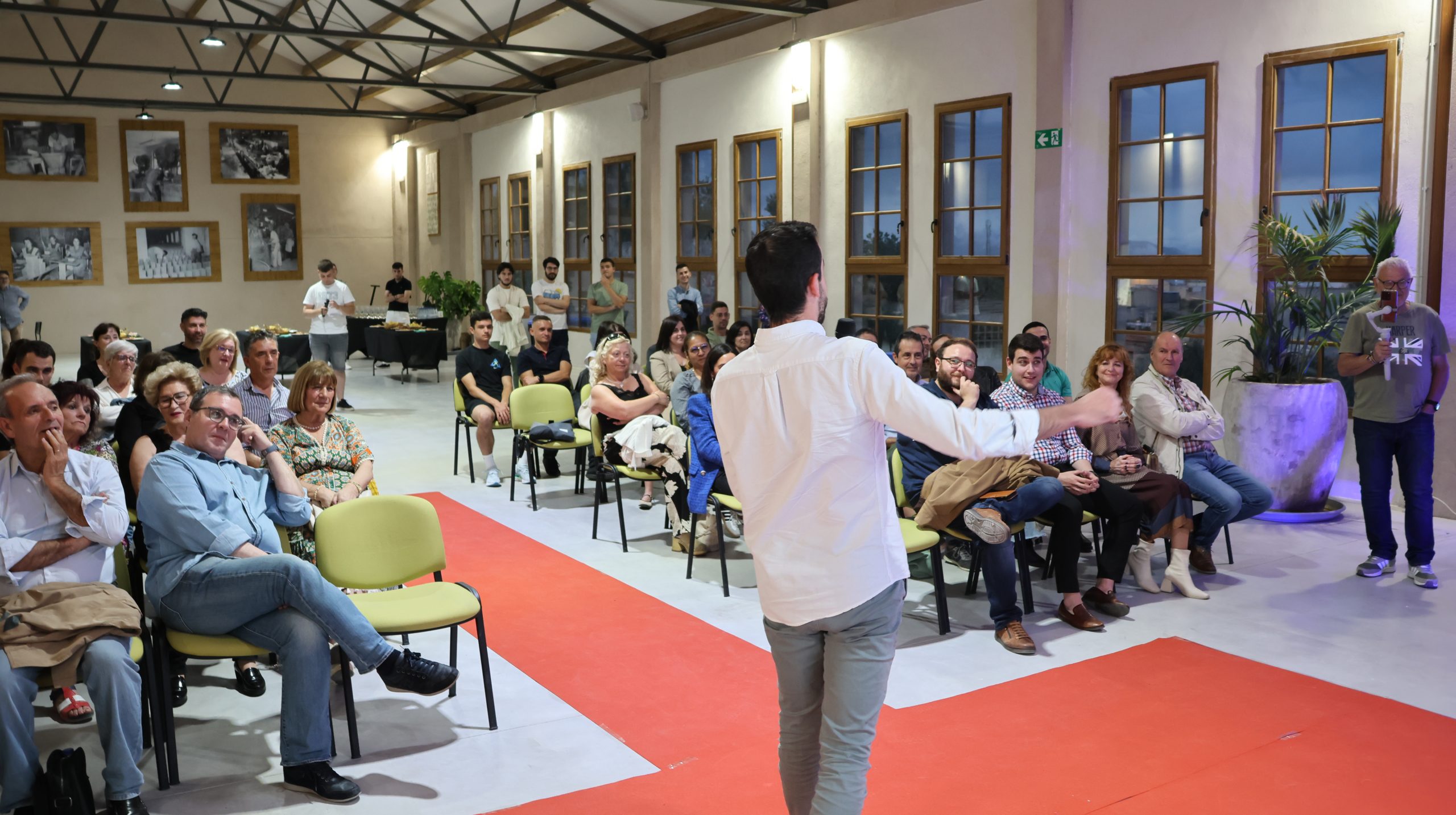 La Campaneta s’ompli d’aprenentatge i resiliència en l’esdeveniment  Fuckup Nights Onda