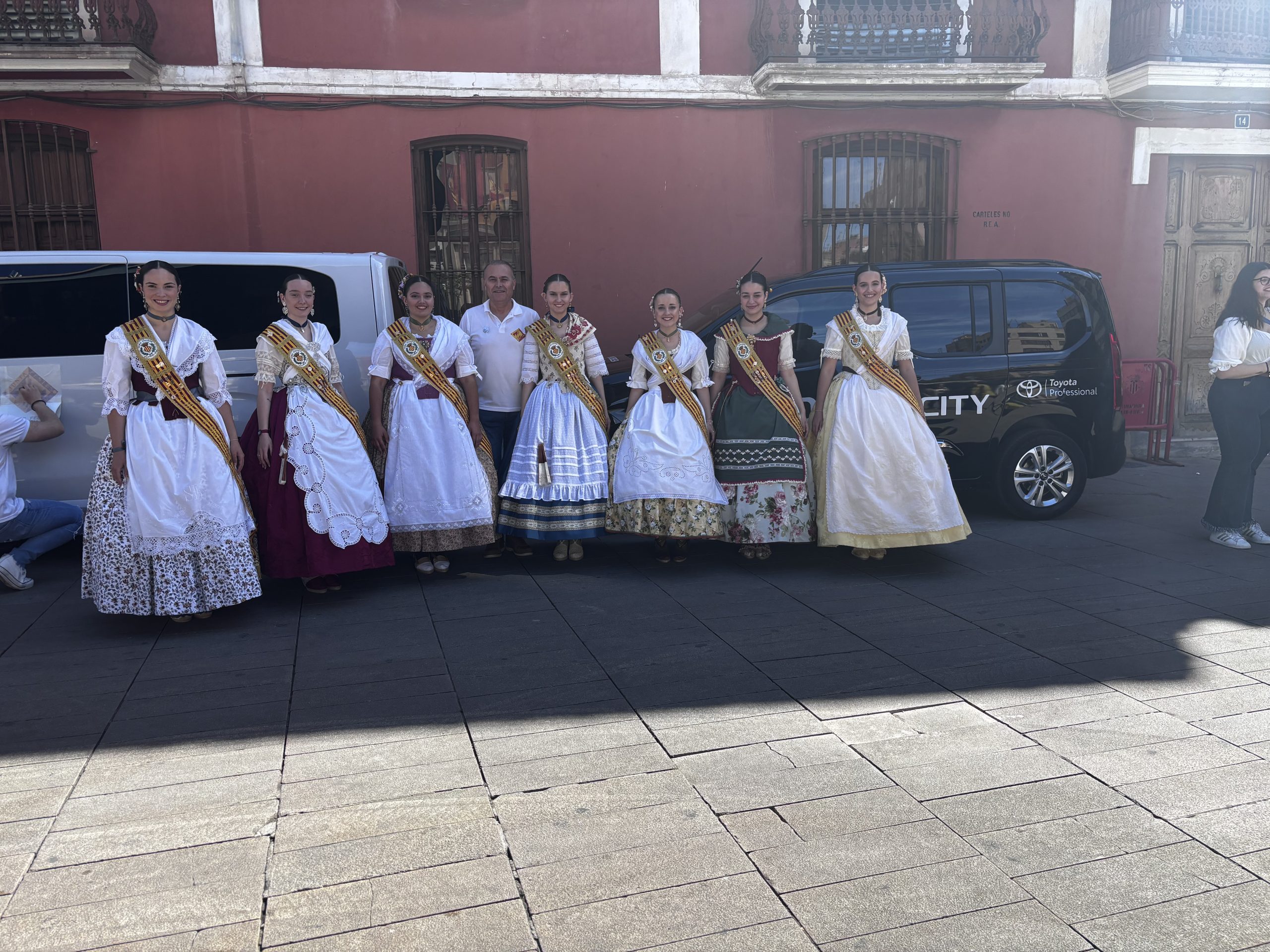 Parlem amb la reina de les festes de Sant Pasqual Belén Ramos i les seues dames d´honor