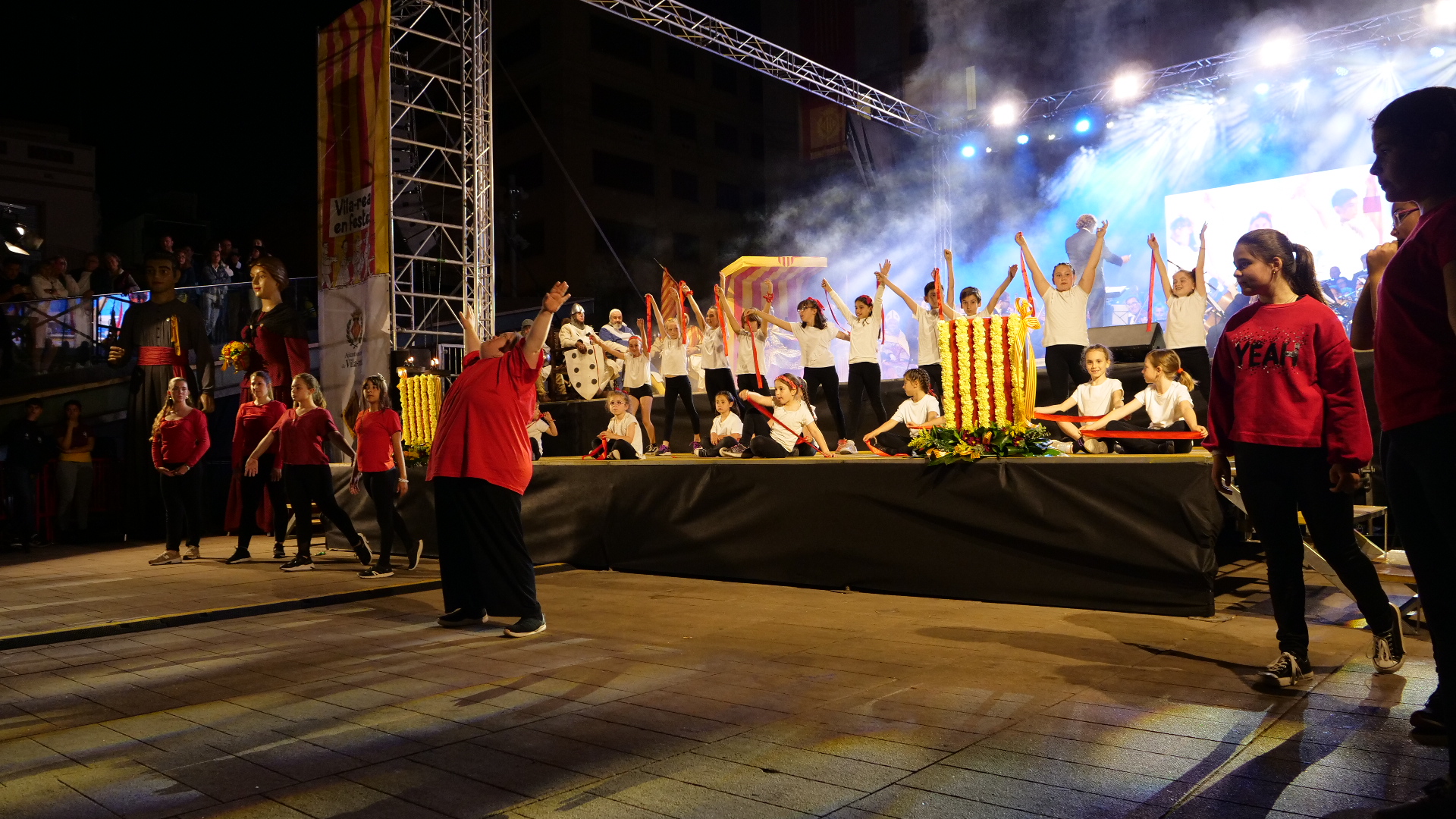 Vila-real Talent especial sobre el 750é aniversari de la fundació de la ciutat que va tindre lloc anit a la plaça Major amb la participació de més de 350 artistes i 15 entitats locals sota la direcció artística de Rosanna i Gisela Morales i amb l’actor Sergio Caballero com a mestre de cerimònies