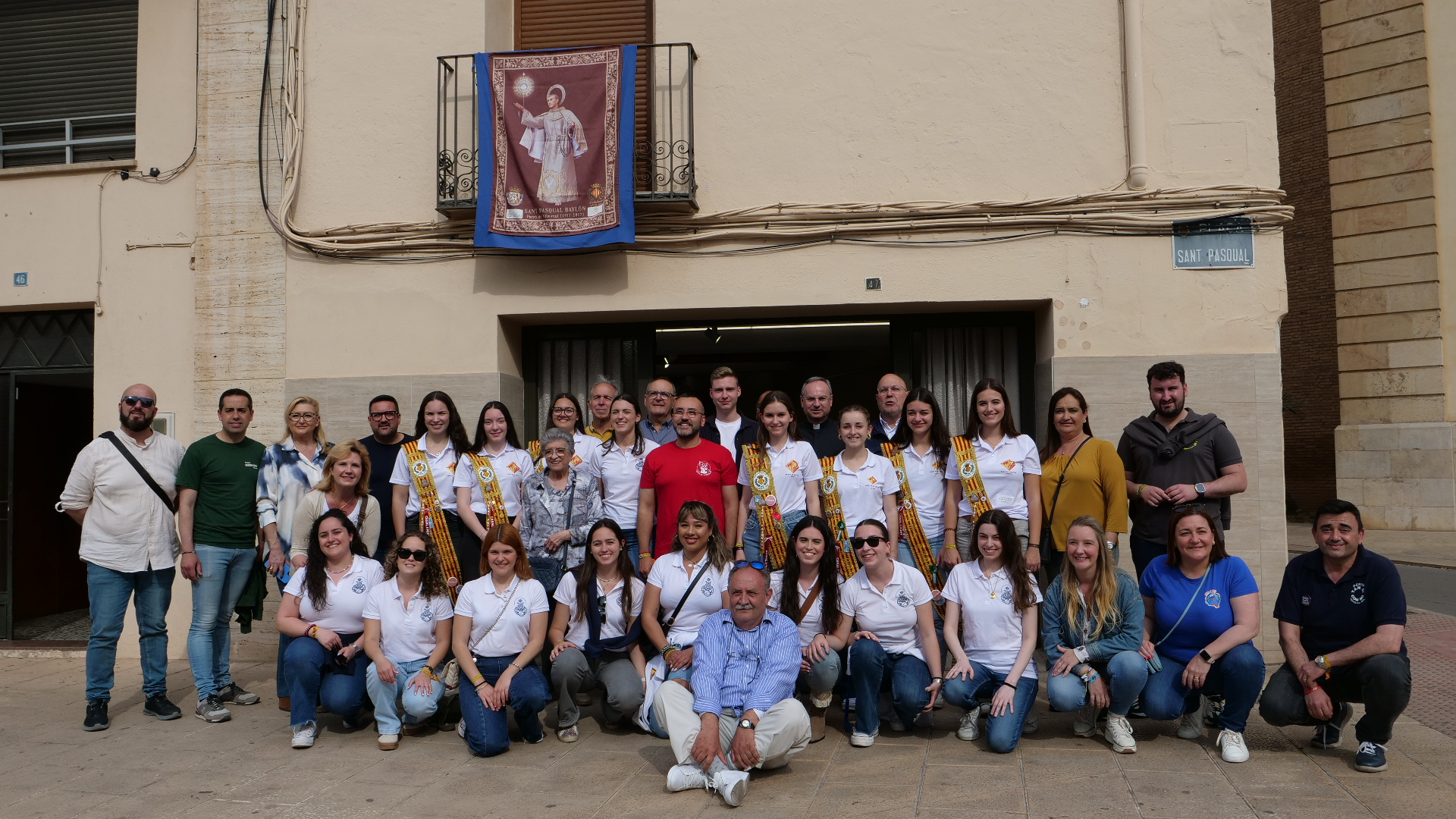L’alcalde de Vila-real, José Benlloch, reina i dames de les festes i regidors de la corporació municipal van inaugurar la exposició de la Congregració de la Puríssima