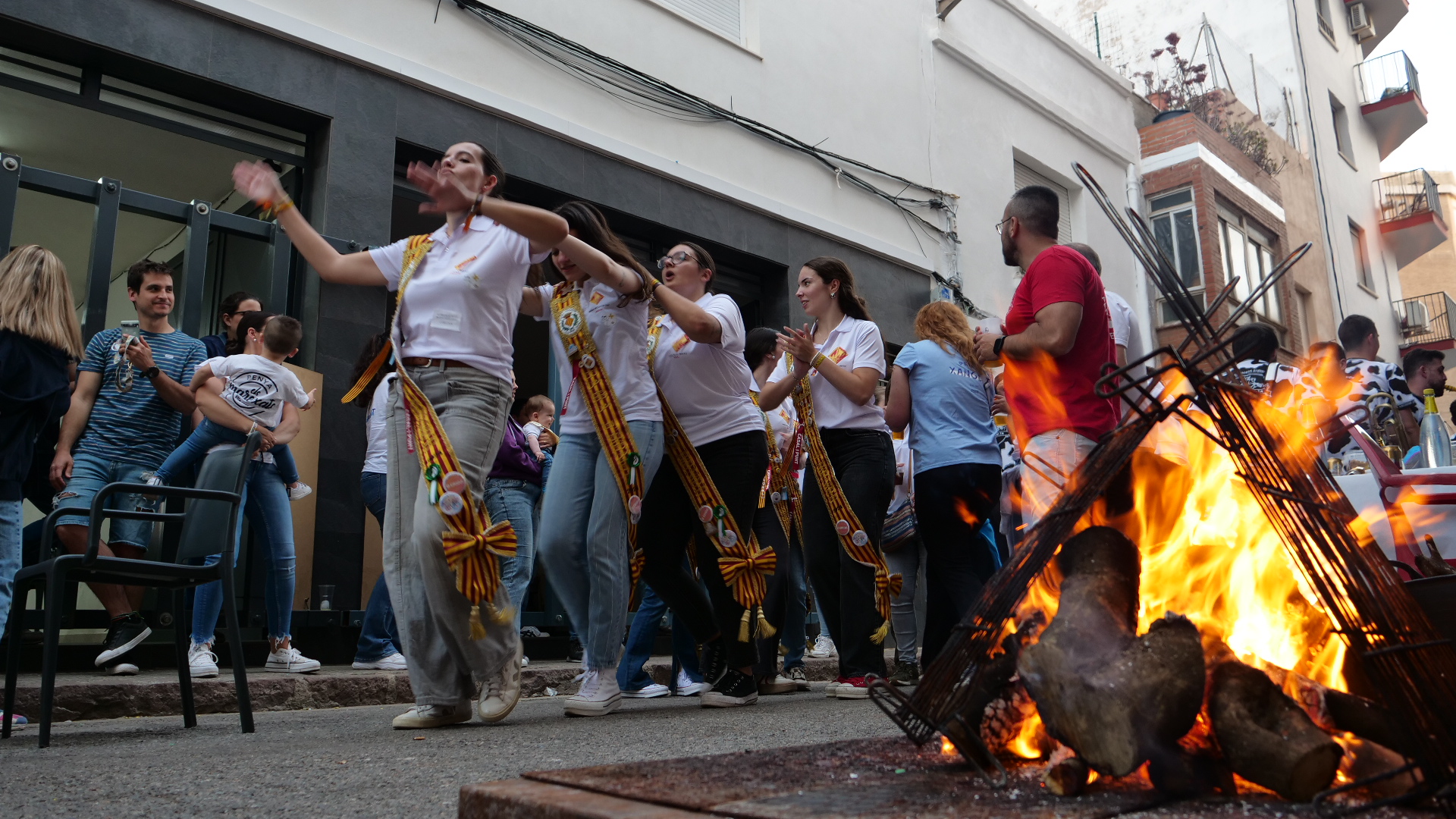 Nit de Xulla, declarada d’Interés Turístic Provincial. Reina i dames de les festes, amb l’alcalde i la regidora de Festes han visitat les penyes en la preparació de la xulla, acompanyats de xaranga