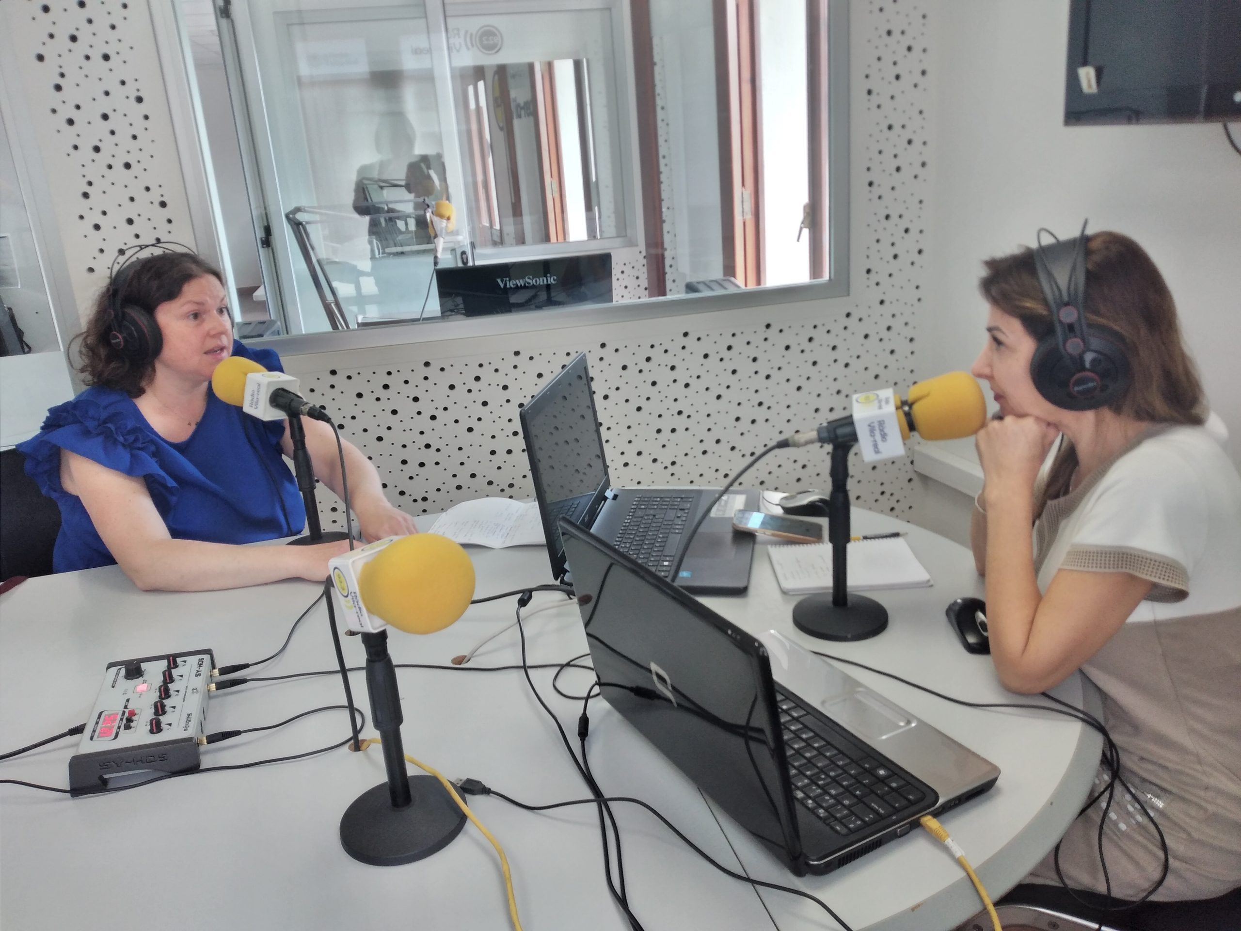 Parlem amb la portaveu de les famílies del col·legi Pio XII, Macarena Ostos, es mobilitzen per la gasolinera de l’avinguda Europa