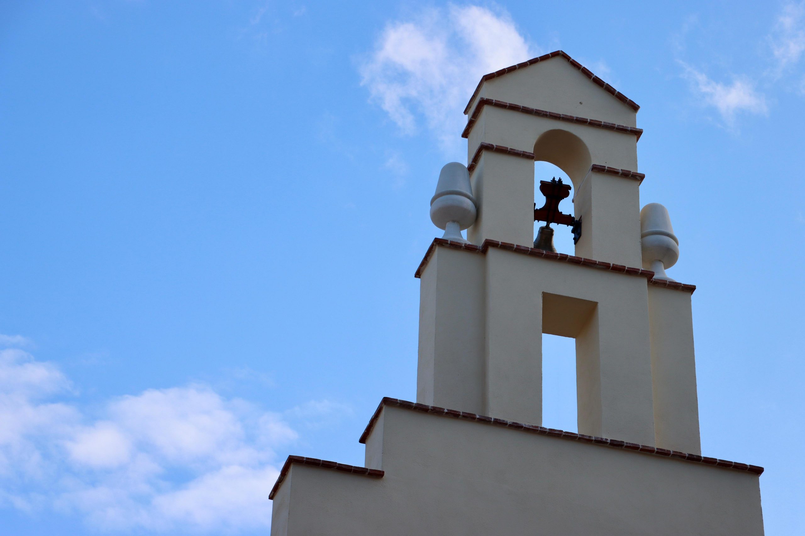 L’Alcora col·loca la nova campana de la Real Fàbrica i presenta una exposició sobre l’evolució històrica de la  seua façana
