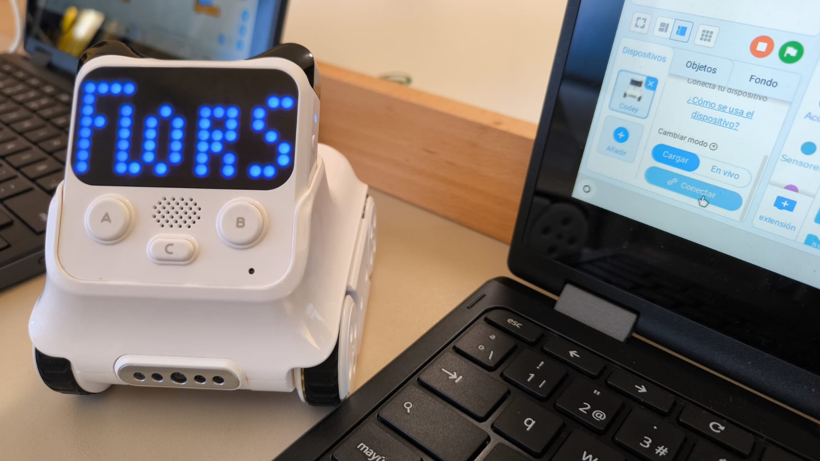 RoboTEA: un projecte innovador per ajudar a persones amb TEA a Fundación Flors L’associació VilaTEA ofereix una xarrada a l’alumnat de Primària el 12 de juny