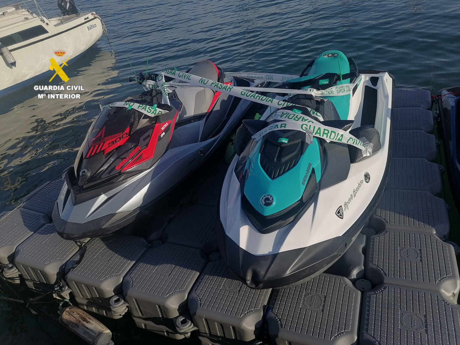 La Guàrdia Civil de Castelló precinta motos aquàtiques que operaven de manera il·legal a la platja d’Orpesa