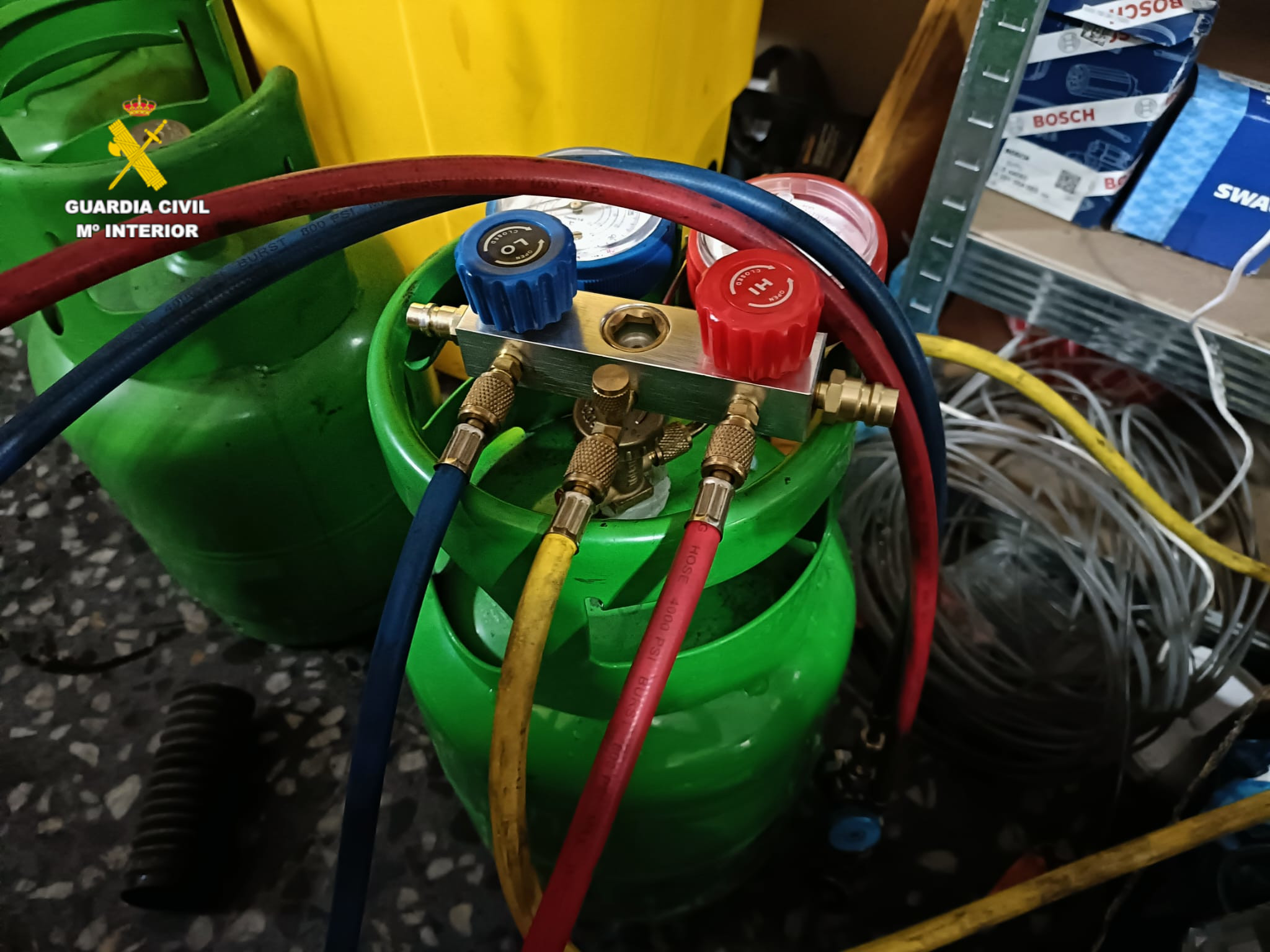 La Guàrdia Civil procedix a la confiscació en localitats de l’Alt Palància de productes que contenen gasos per la seua extremada inflamabilitat i potencial risc d’incendi
