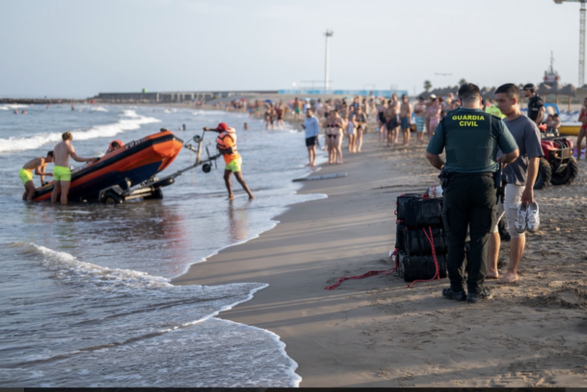 La guàrdia civil retira més de 10 fardells negres que estavan enganxats a una boia a la platja de l’Arenal de Borriana