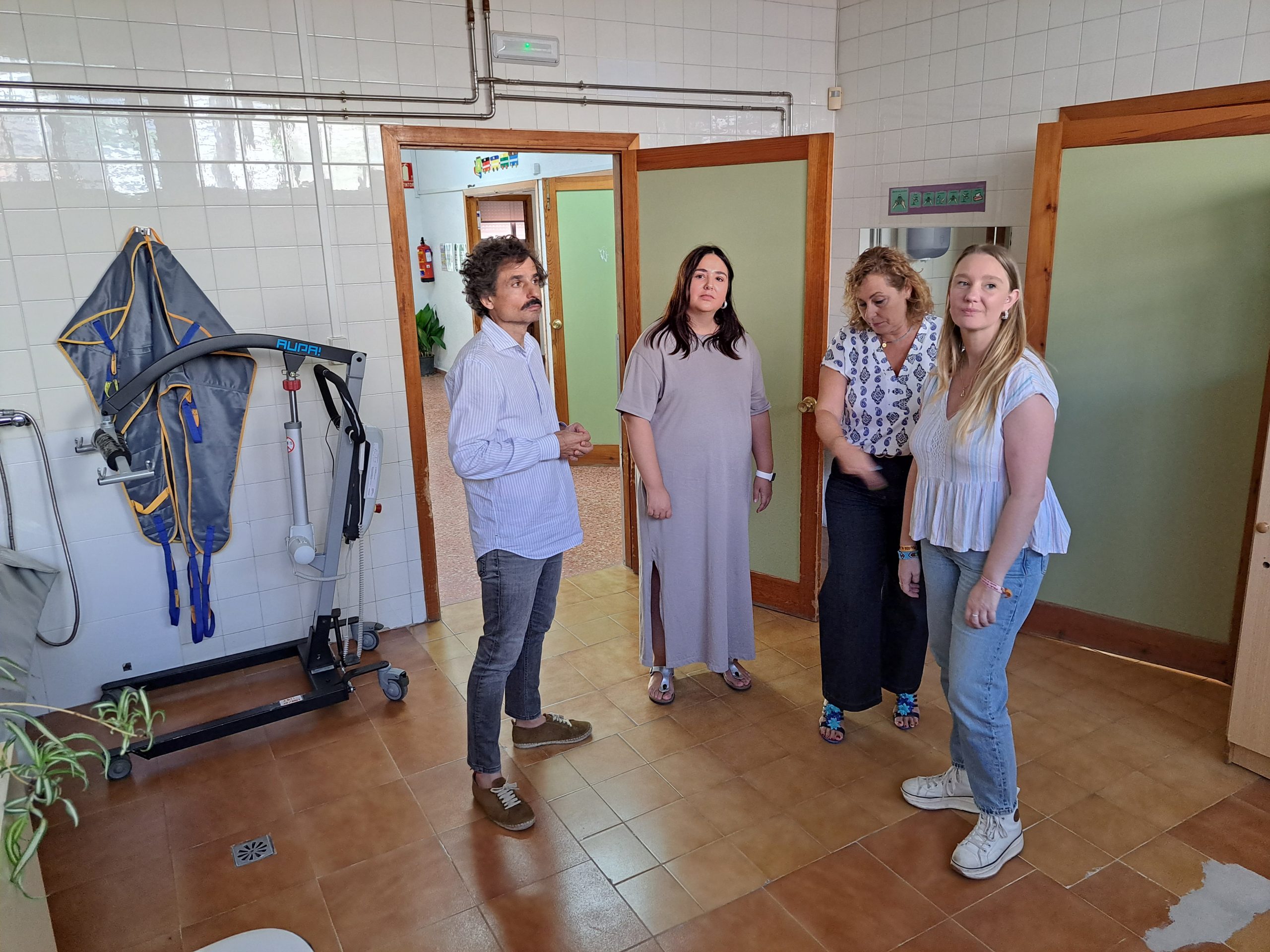 Vila-real torna a les aules amb una visita al CEE La Panderola després de les obres d’adequació per optimitzar espais en el centre