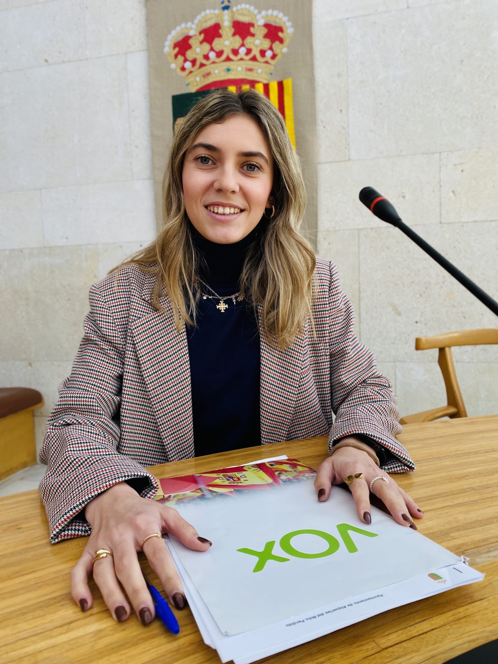 Usó (VOX) denuncia la “actitud dictatorial” del alcalde de Alquerías (PP) tras echarla y prohibirle formar parte de la comitiva en el acto de Pleitesía a la Reina y Corte de Honor
