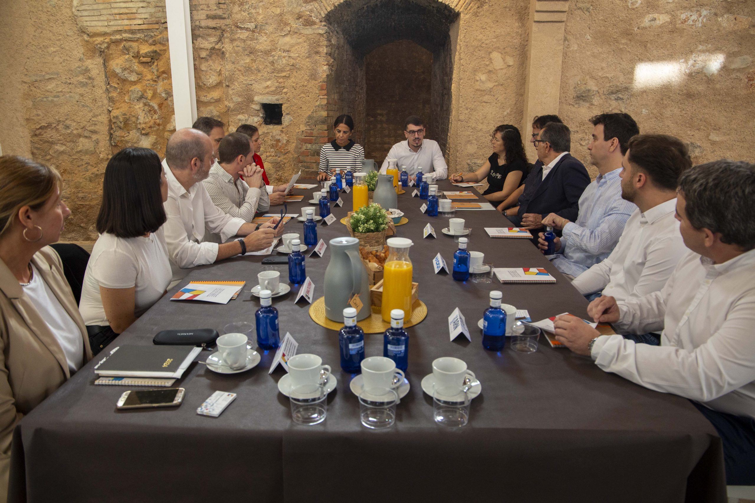 El V Desdejuni del Pacte reunix nou empreses per a escoltar les seues necessitats i informar-los dels servicis gratuïts dels quals disposen