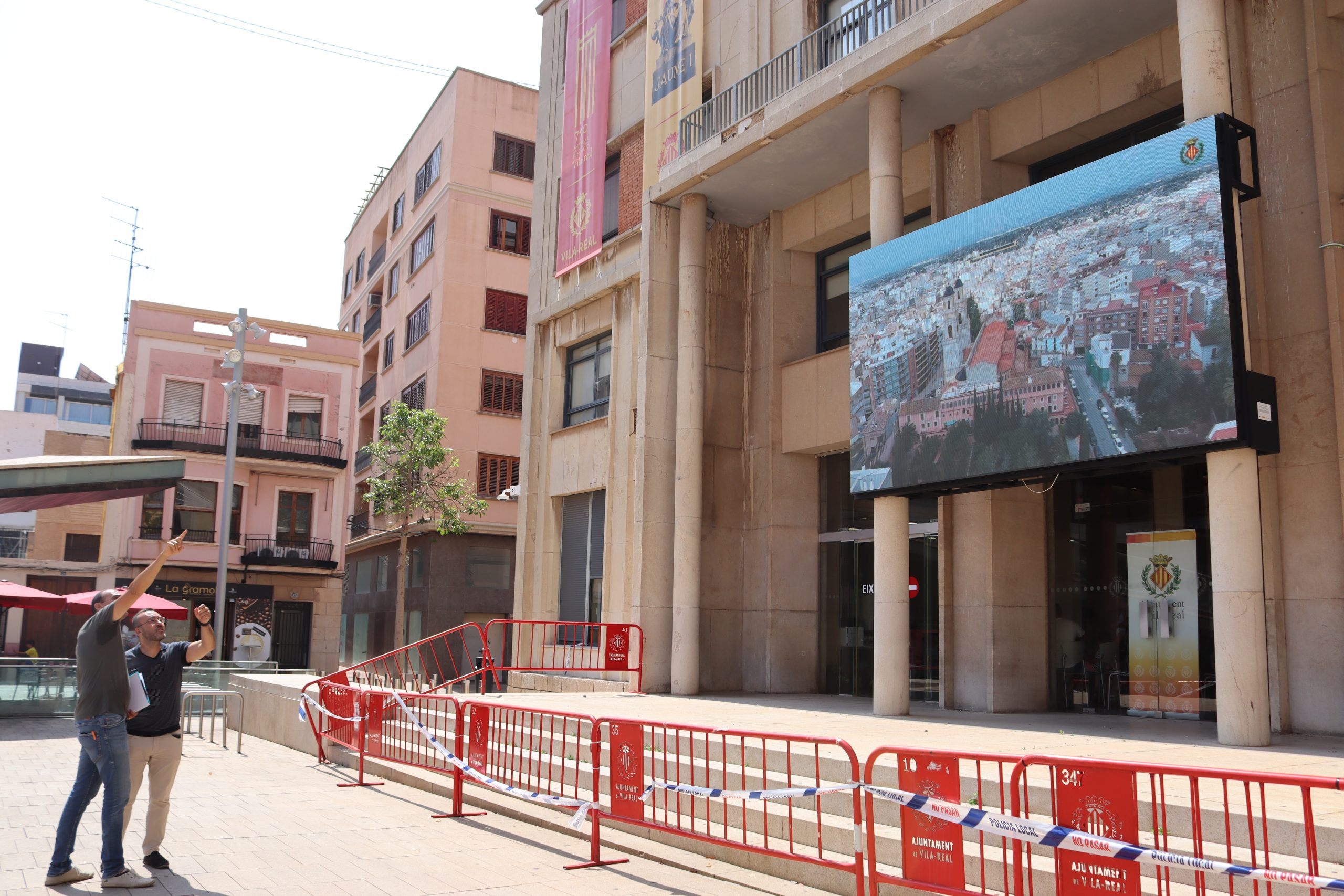 Vila-real inicia aquest dimarts la inspecció de la façana de l’Ajuntament amb una grua de grans dimensions com a pas previ a la retirada de la bastida que protegeix de la caiguda de lloses