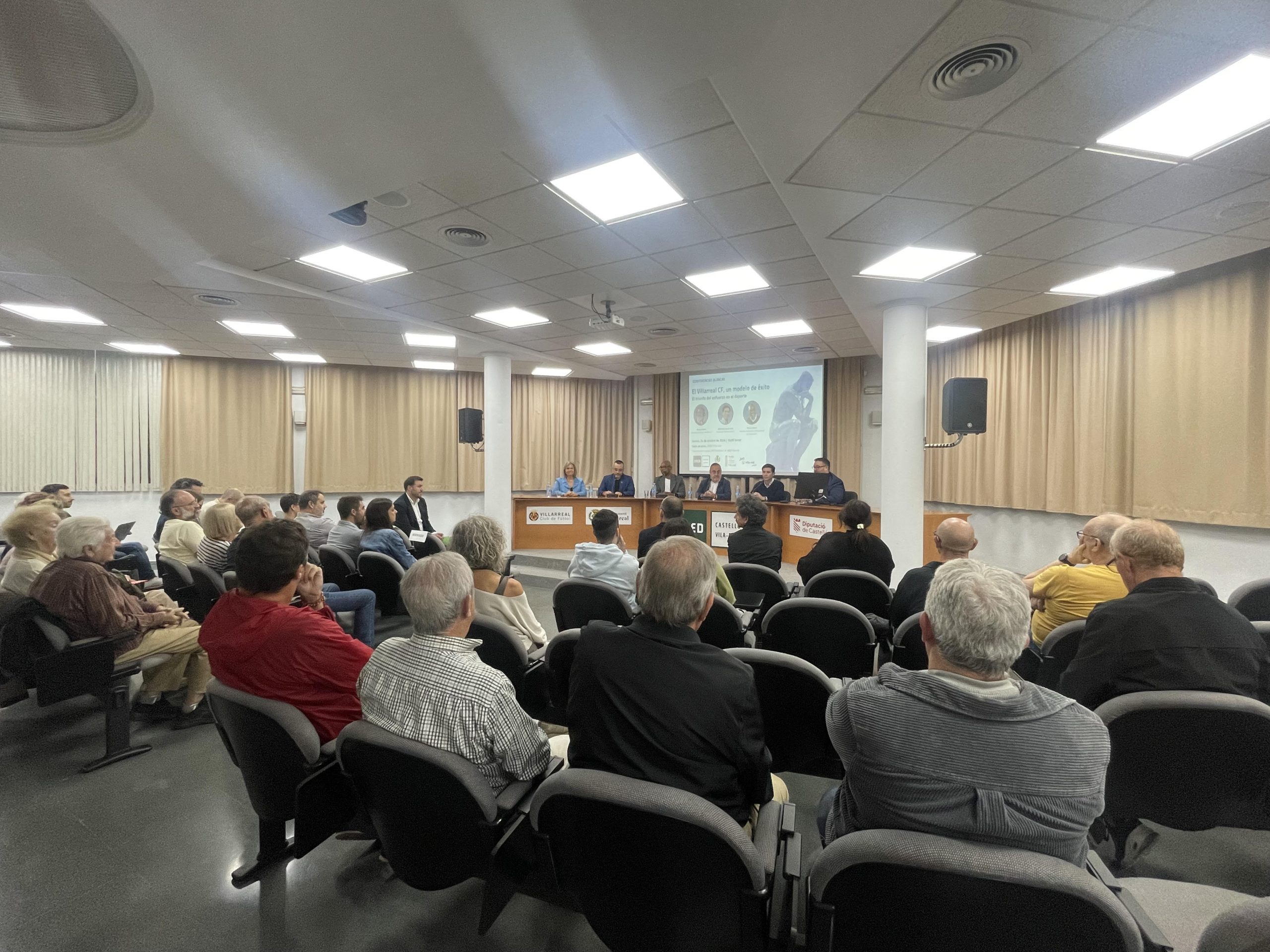Relaño, García Toral y Senna abordan el éxito del Villarreal CF en la  primera sesión de Conferencias Blancas