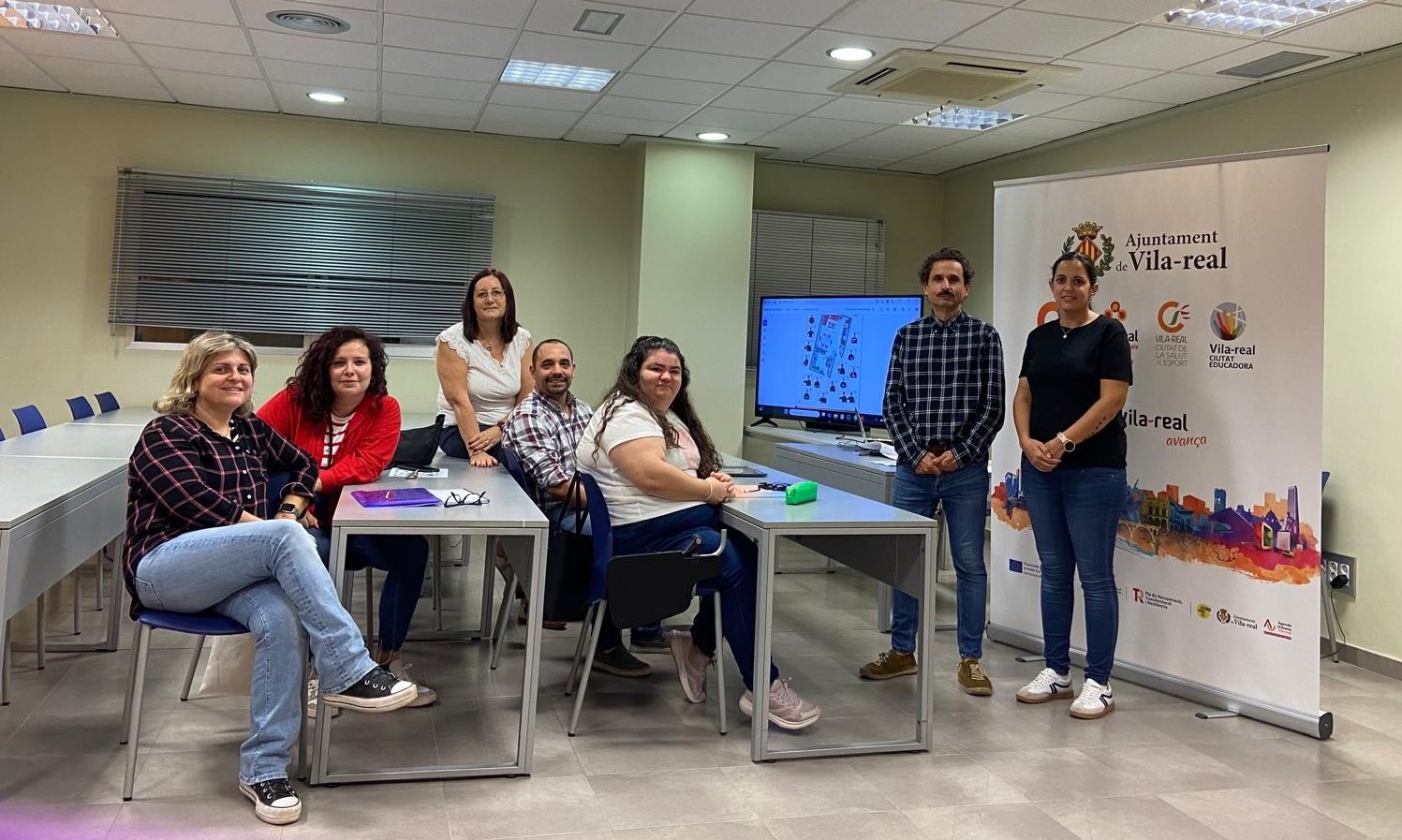 El regidor Toni Marín agraeix la labor d’Apesovil, que imparteix el curs d’iniciació de llengua de signes