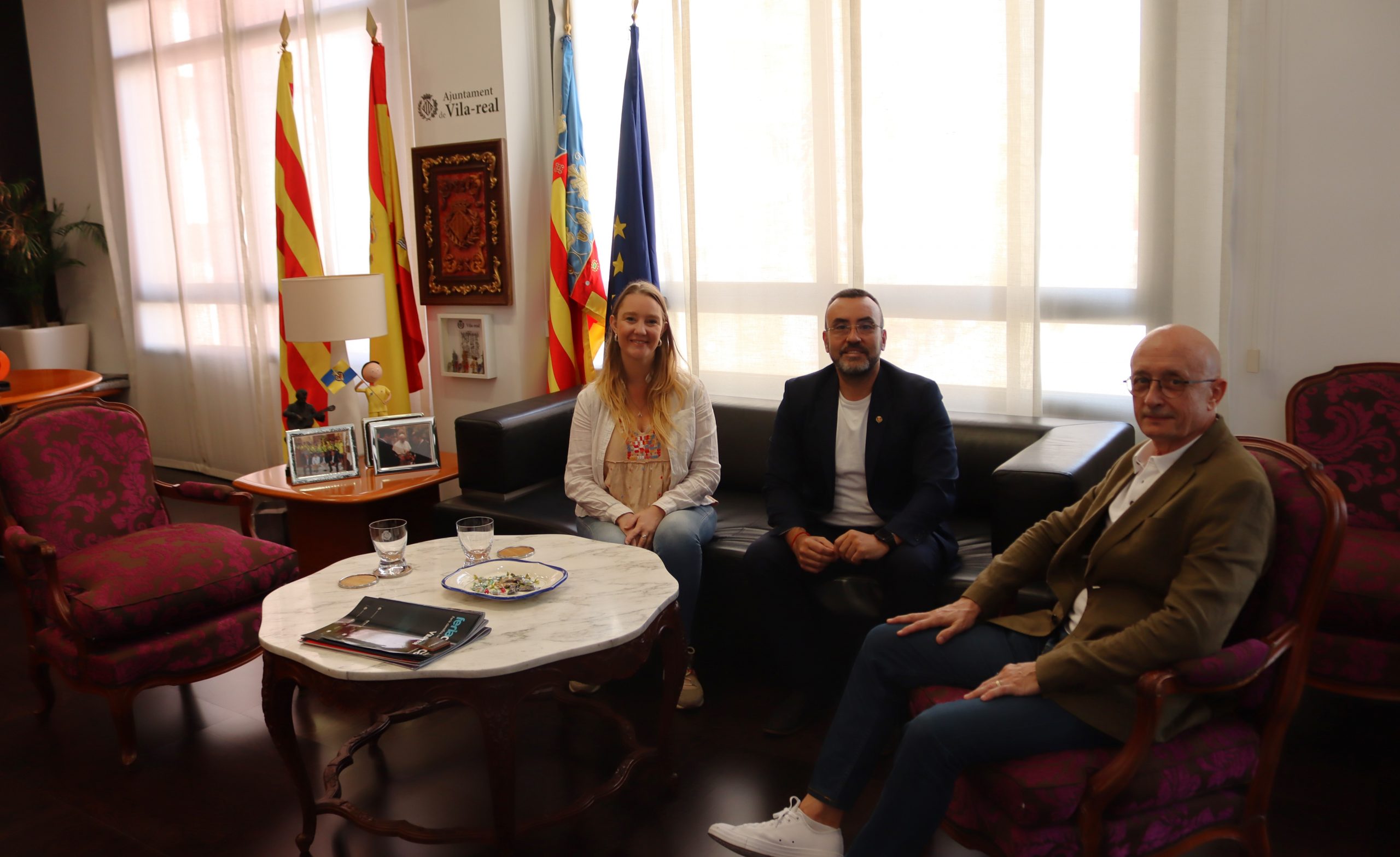Benlloch i Fajardo reben l’arquitecte municipal general, Ernesto Ramos, amb motiu de la seua jubilació