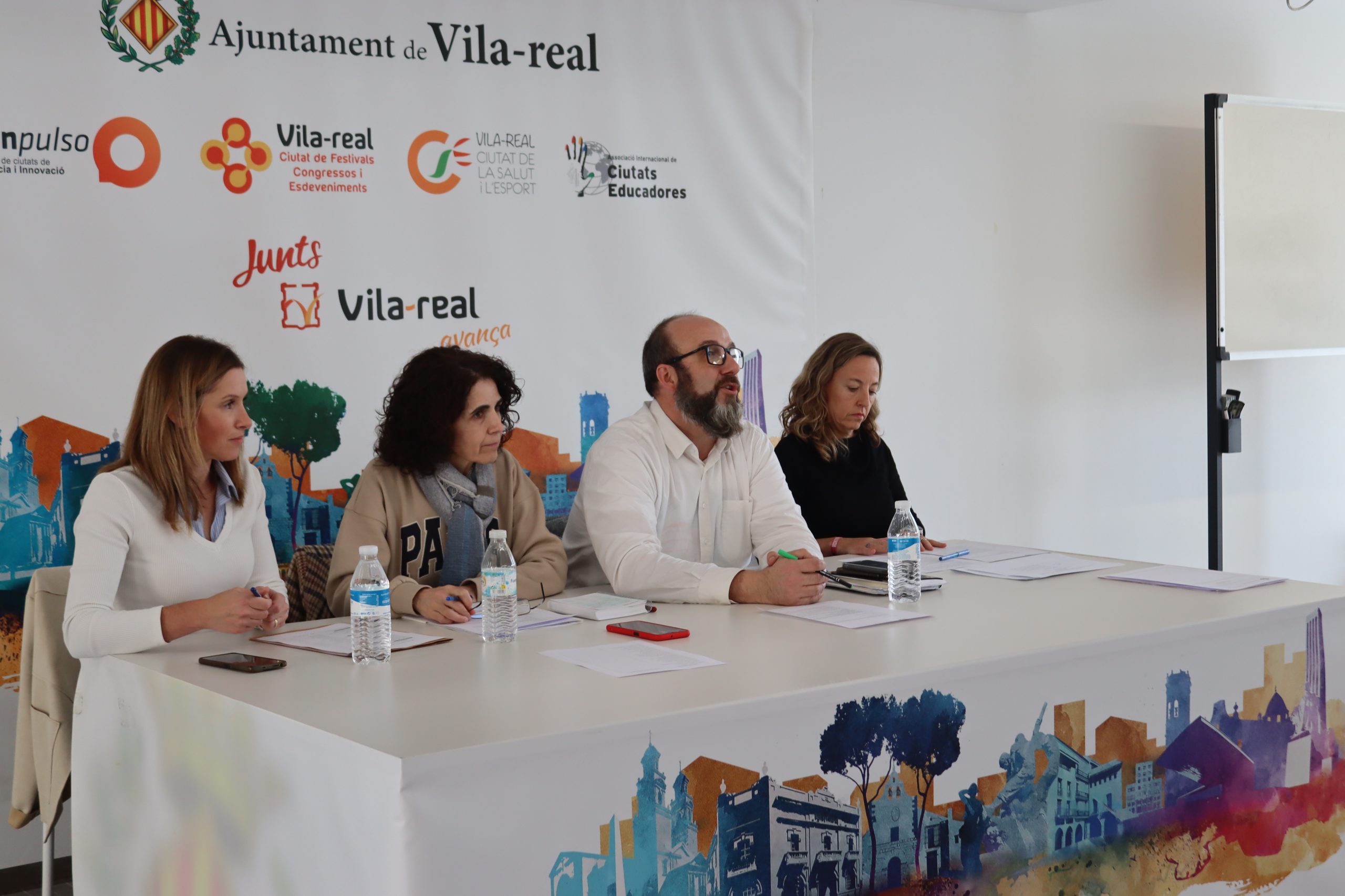 El professorat de Vila-real coneix les iniciatives de Normalització Lingüística per al nou curs acadèmic