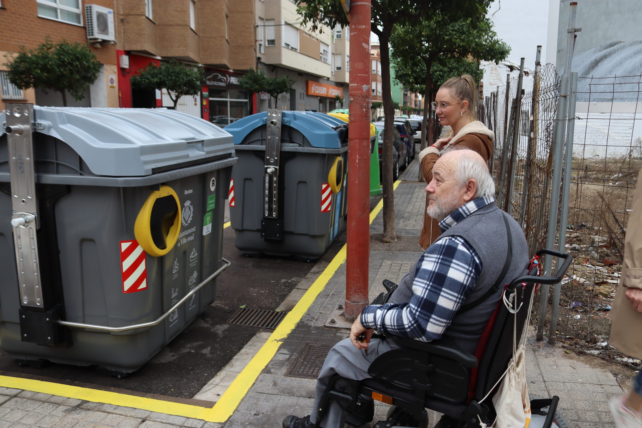 Vila-real avança cap a una ciutat més accessible amb la instal·lació de quatre noves illes de contenidors adaptats