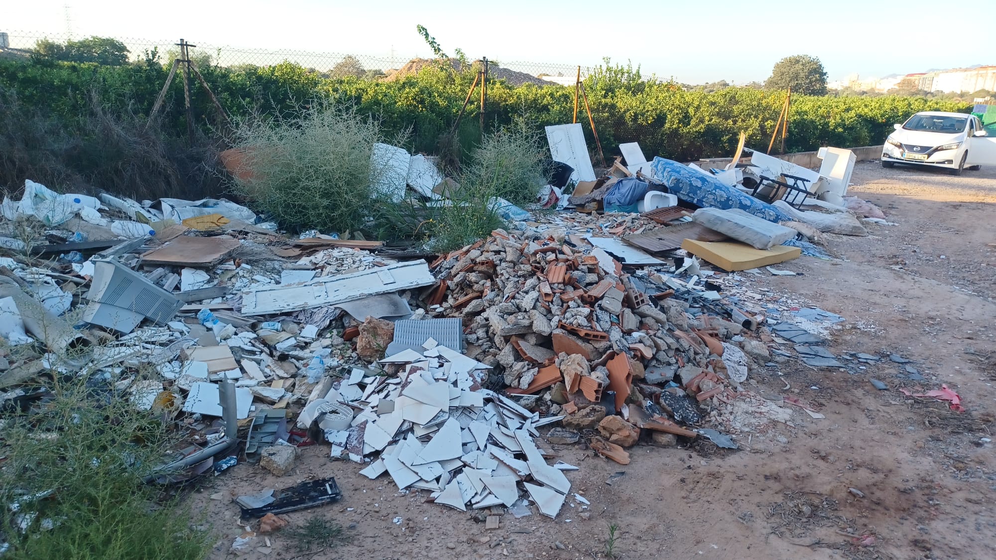 Vila-real despliega un plan de limpieza de vertidos de escombros en vía pública y advierte de la gravedad de estas infracciones