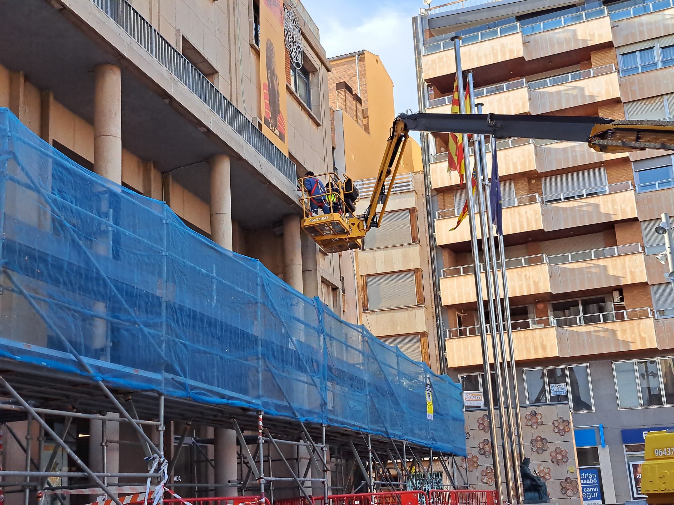 Vila-real escomet els treballs d’avaluació i reparació de la façana de l’Ajuntament per a evitar despreniments