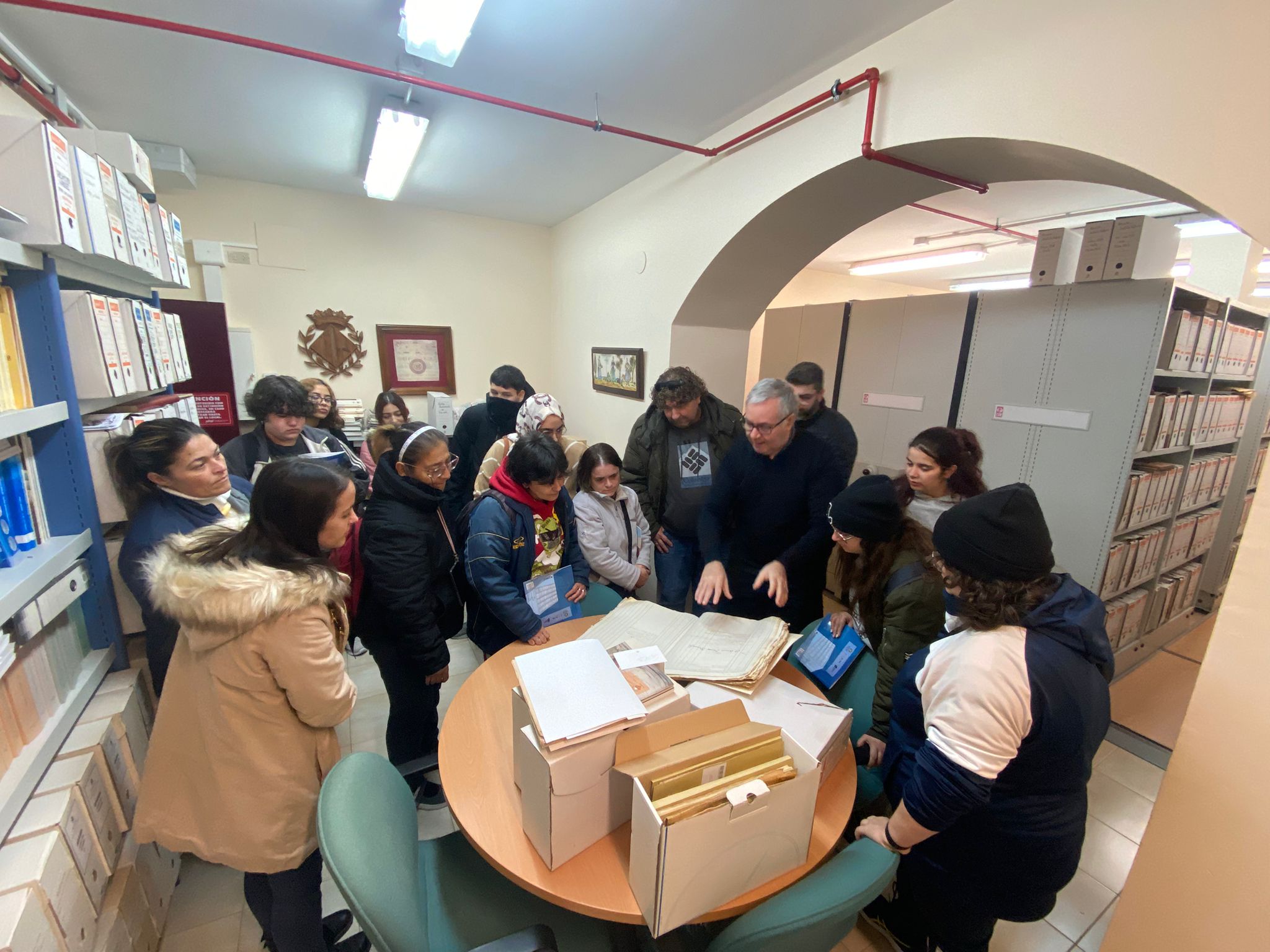 Els i les estudiants del Centre de Formació de Persones Adultes ‘Antiga Panderola’ visiten les dependències municipals