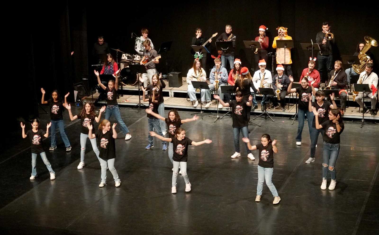 300 alumnos del Centre Municipal de les  Arts de Burriana protagonizan el Festival de Navidad