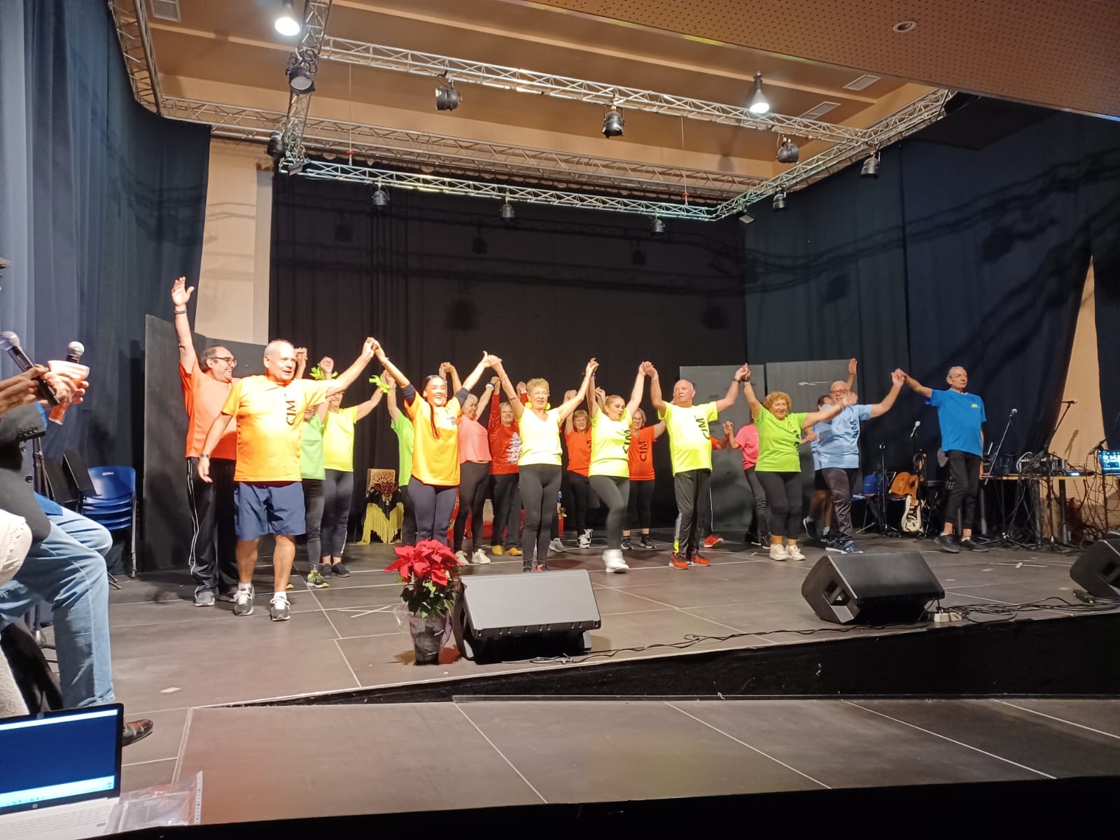 El Centro Integral de Mayores(CIM) de Oropesa del Mar celebra su espectáculo de Navidad