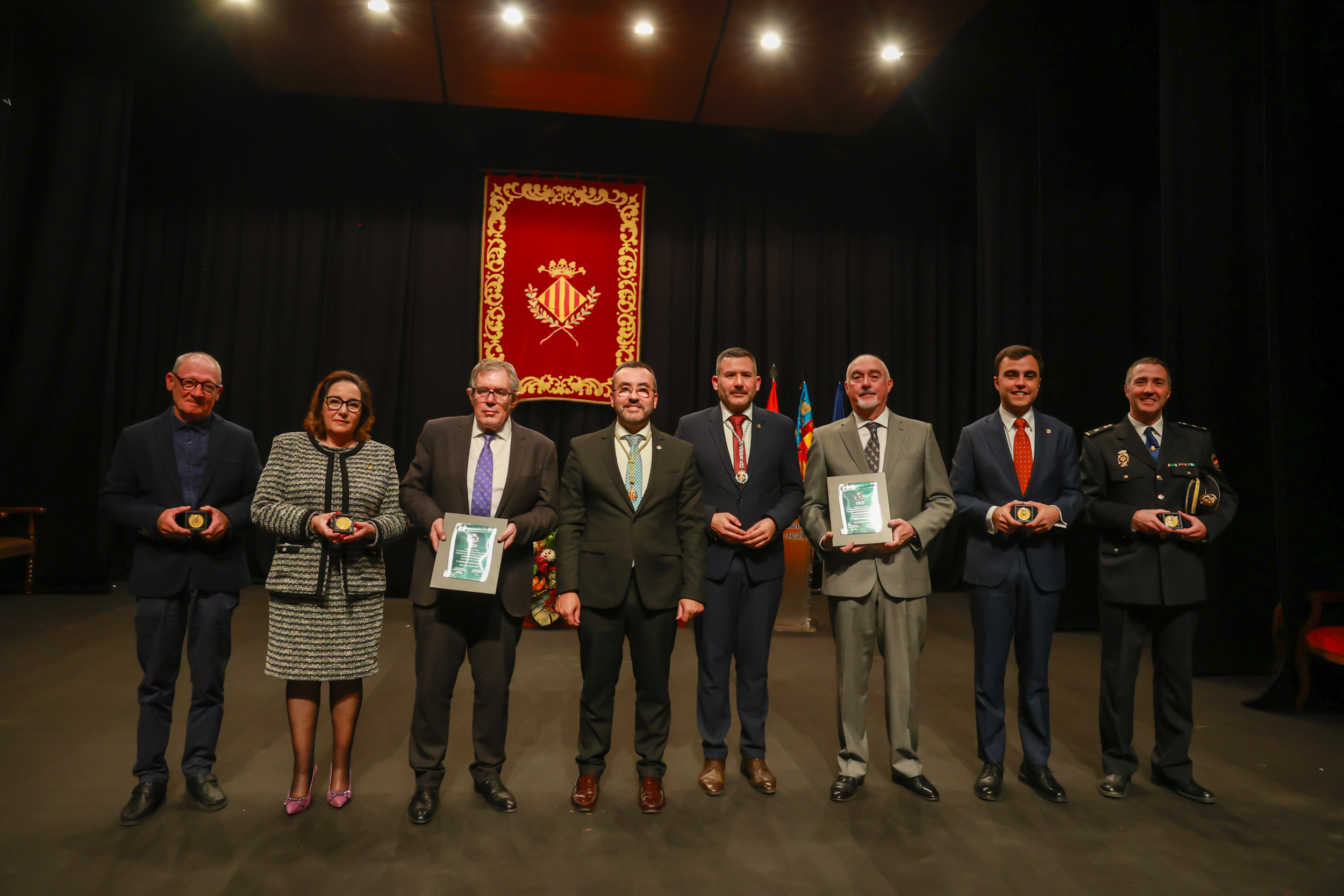Vila-real entrega la Medalla d’Or a la Junta Central de Setmana Santa, la Unió Musical La Lira, el Club Ciclista de Vila-real i la Policia Nacional i nomena Fills Predilectes a títol pòstum a José Goterris i Francisco Moreno