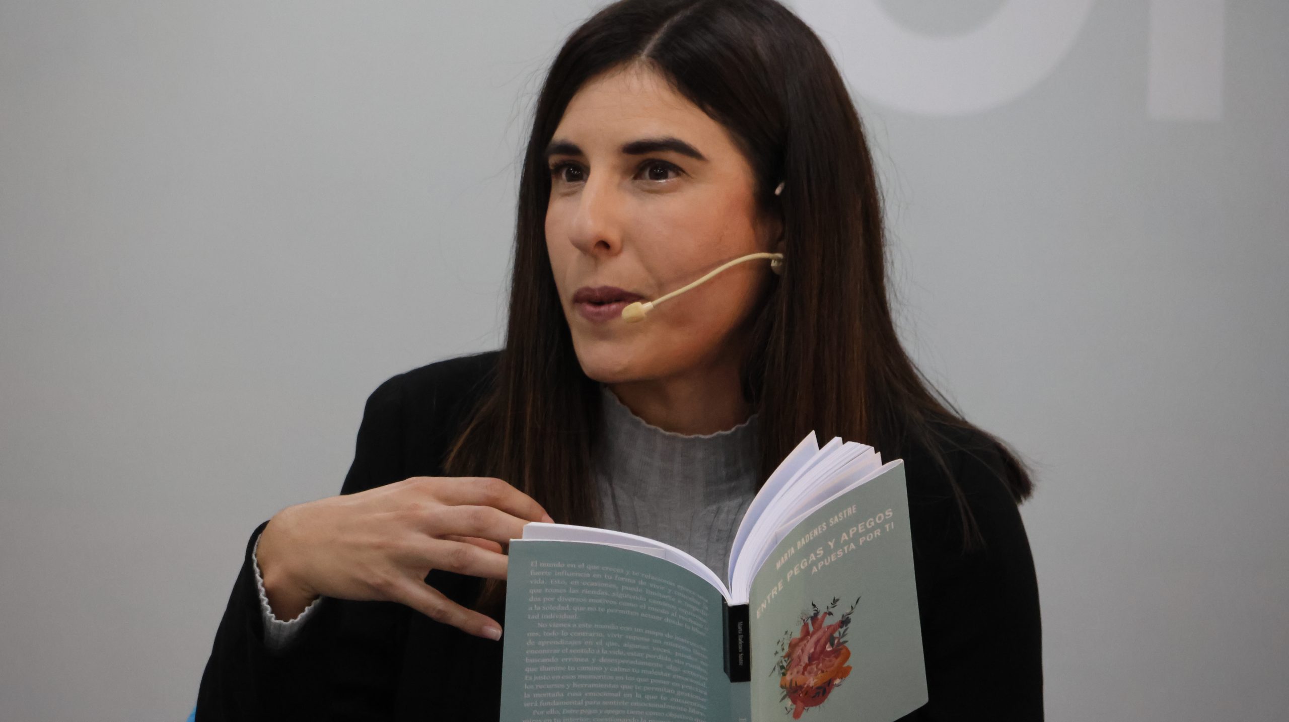 La escritora ondense Marta Badenes presenta su libro Entre Pegas y Apegos: Apuesta por Ti en Onda va de Llibres