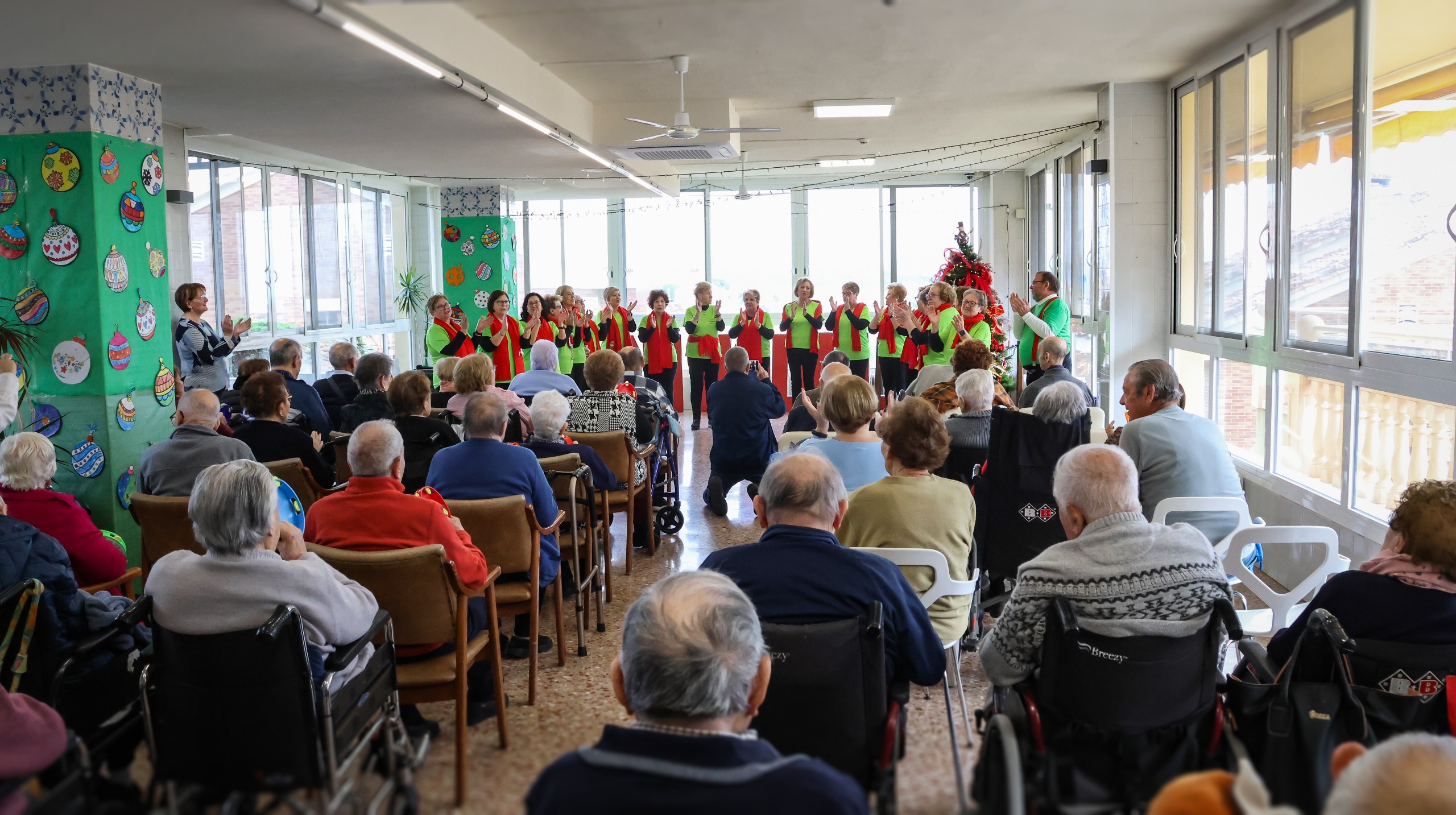 El Ayuntamiento de Onda acerca las fiestas a sus mayores con una visita navideña por los centros