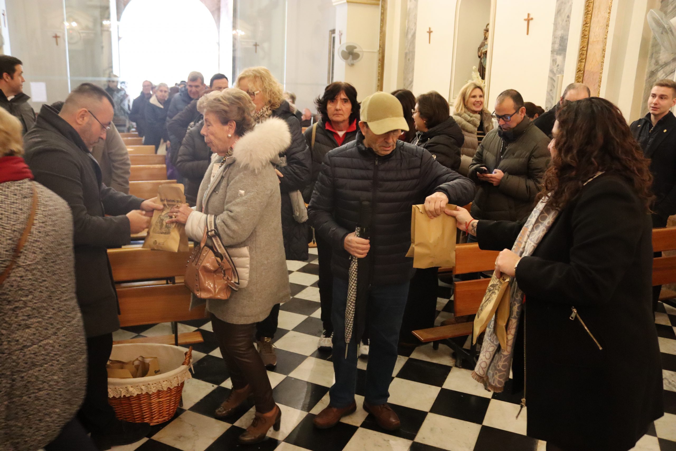 Vila-real honra a Sant Antoni amb la missa i repartiment de panets