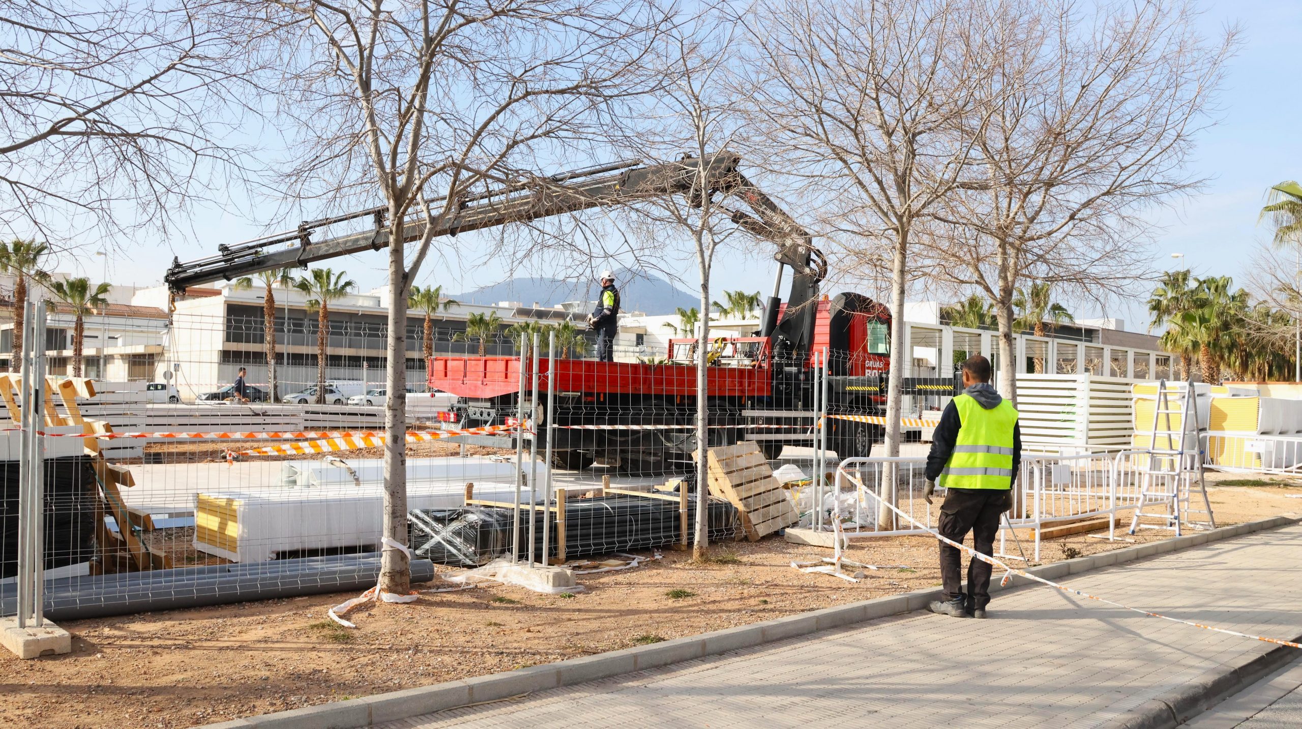 Onda inicia la instalación de aulas prefabricadas para garantizar la educación segura del alumnado de Sambori