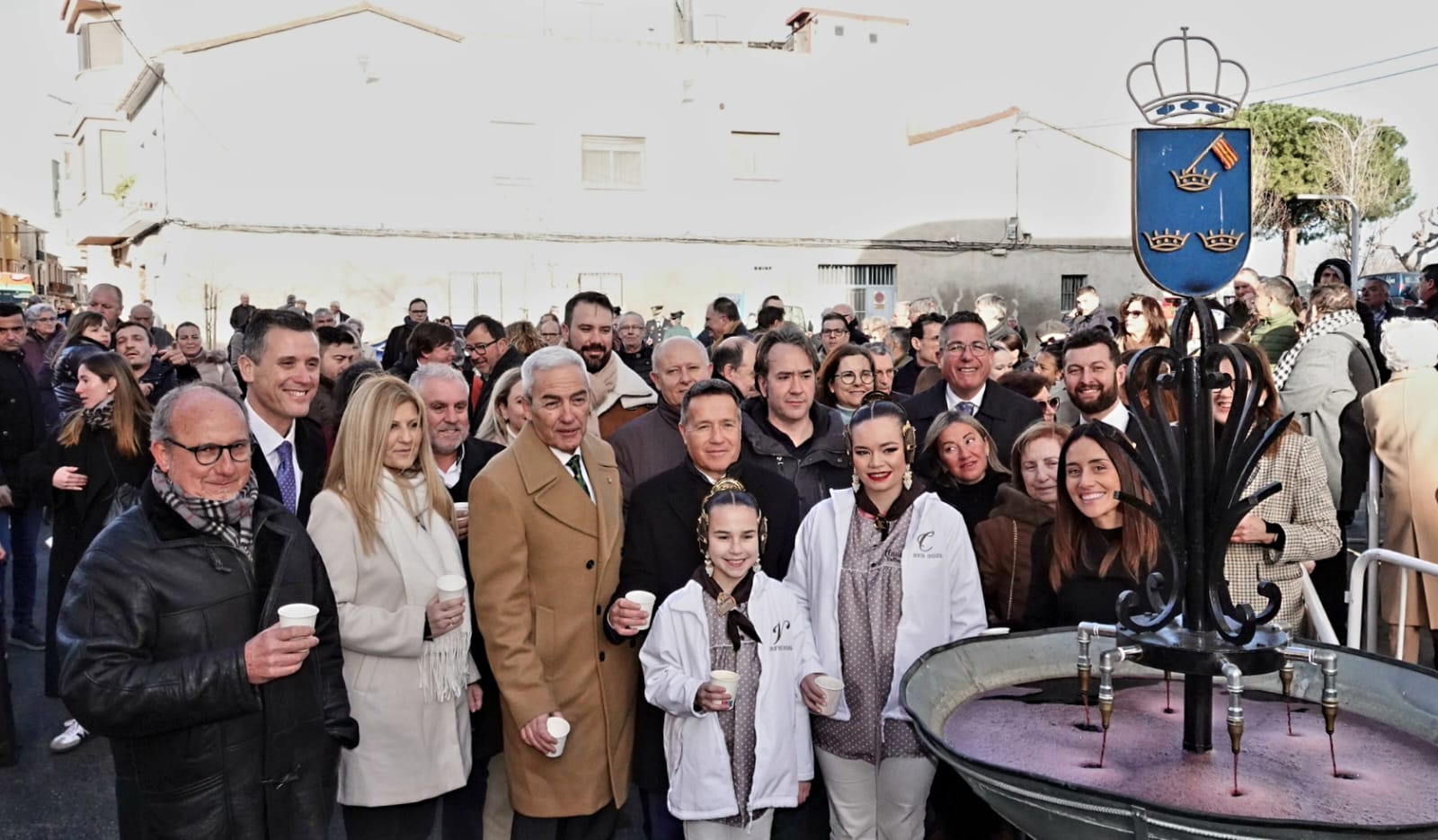 Multitudinària participació en la tradicional Font del Vi en el dia del patró Sant Blai