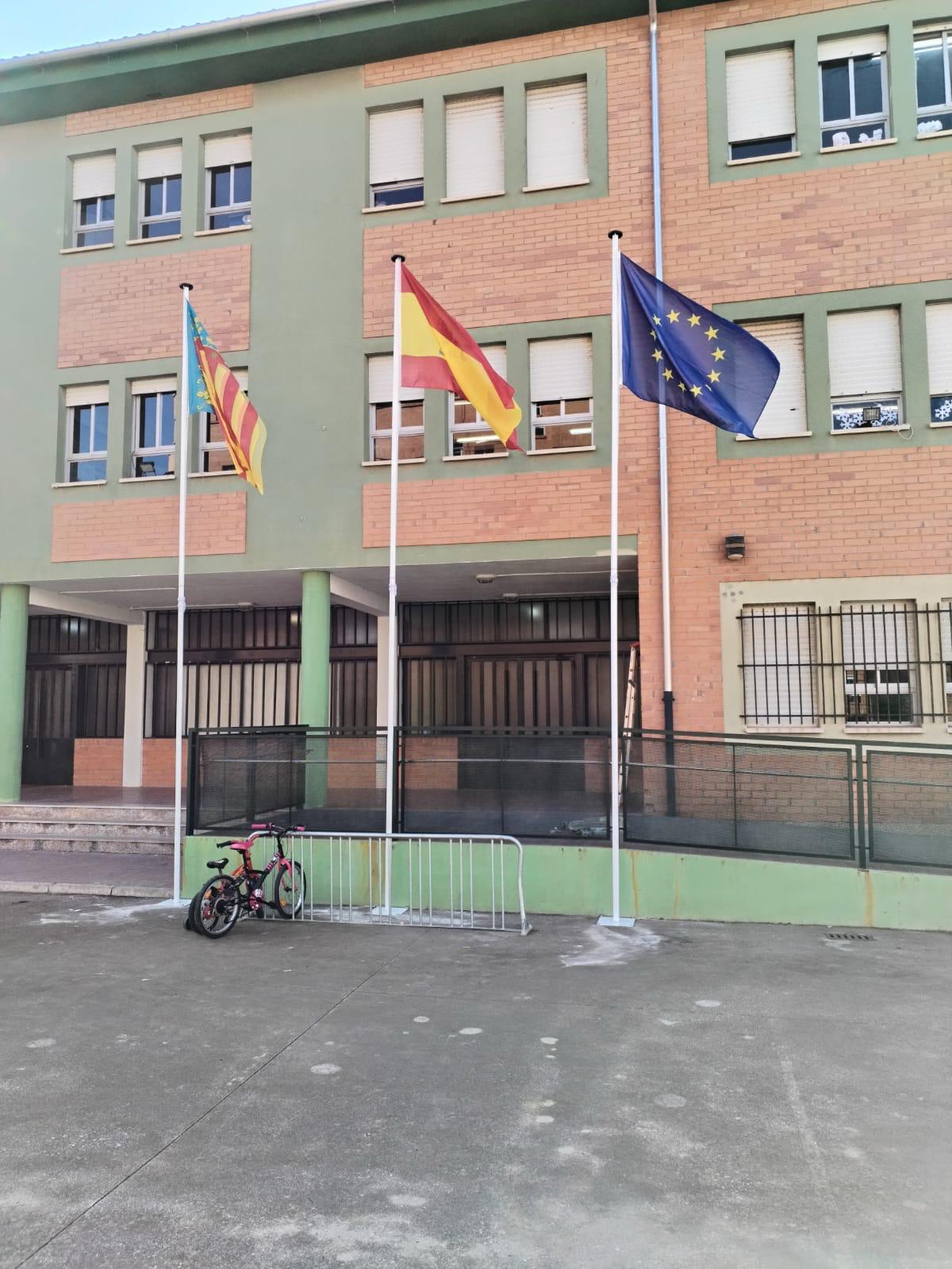 Burriana renova i instal·la les banderes d’Espanya, Comunitat Valenciana i Europa en els seus centres educatius