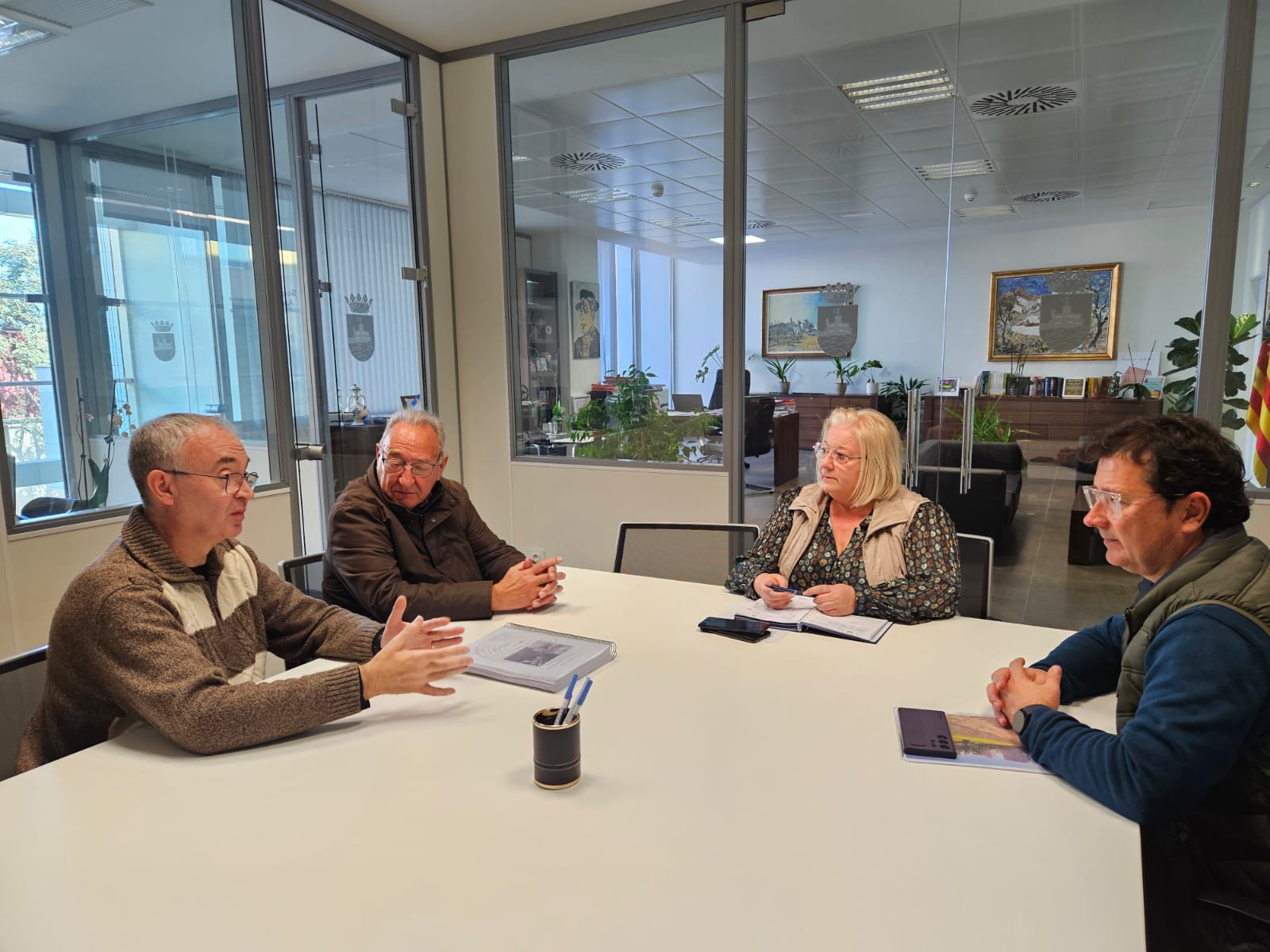 La alcaldesa de Oropesa del Mar se reúne con los vecinos para informar sobre las mejoras en la calle de los Naranjos